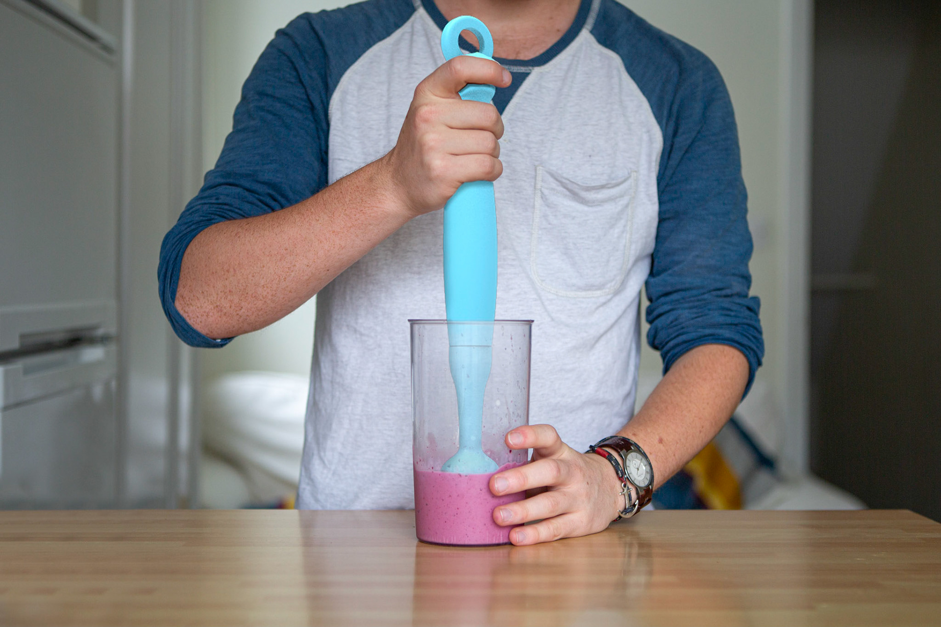 Render of the Gusto blender being used