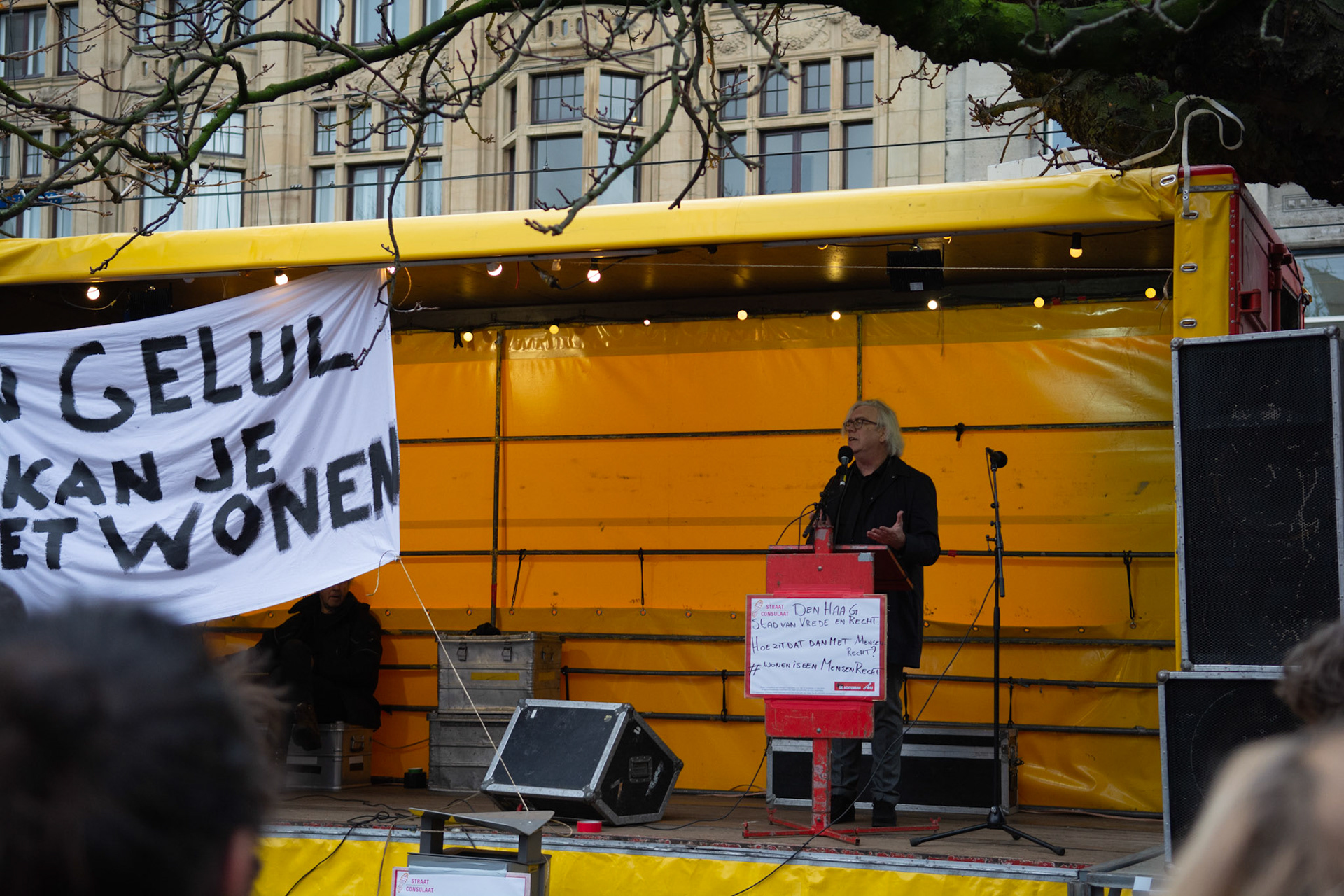 Wethouder Bert van Alphen spreekt demonstranten toe