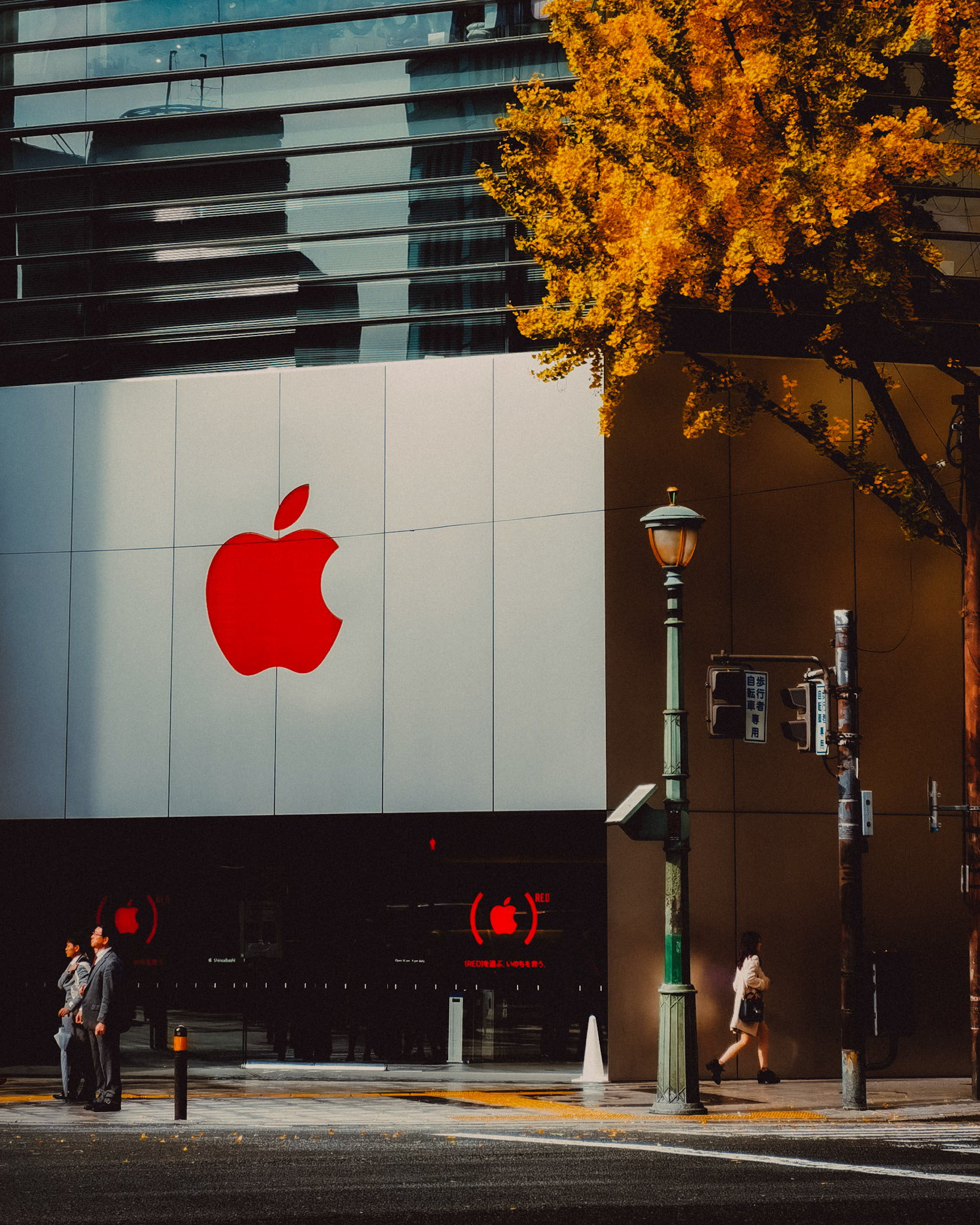 Apple Store and Autumn Leaves, Osaka, Japan, December 2019, Huawei Mate 30 Pro.