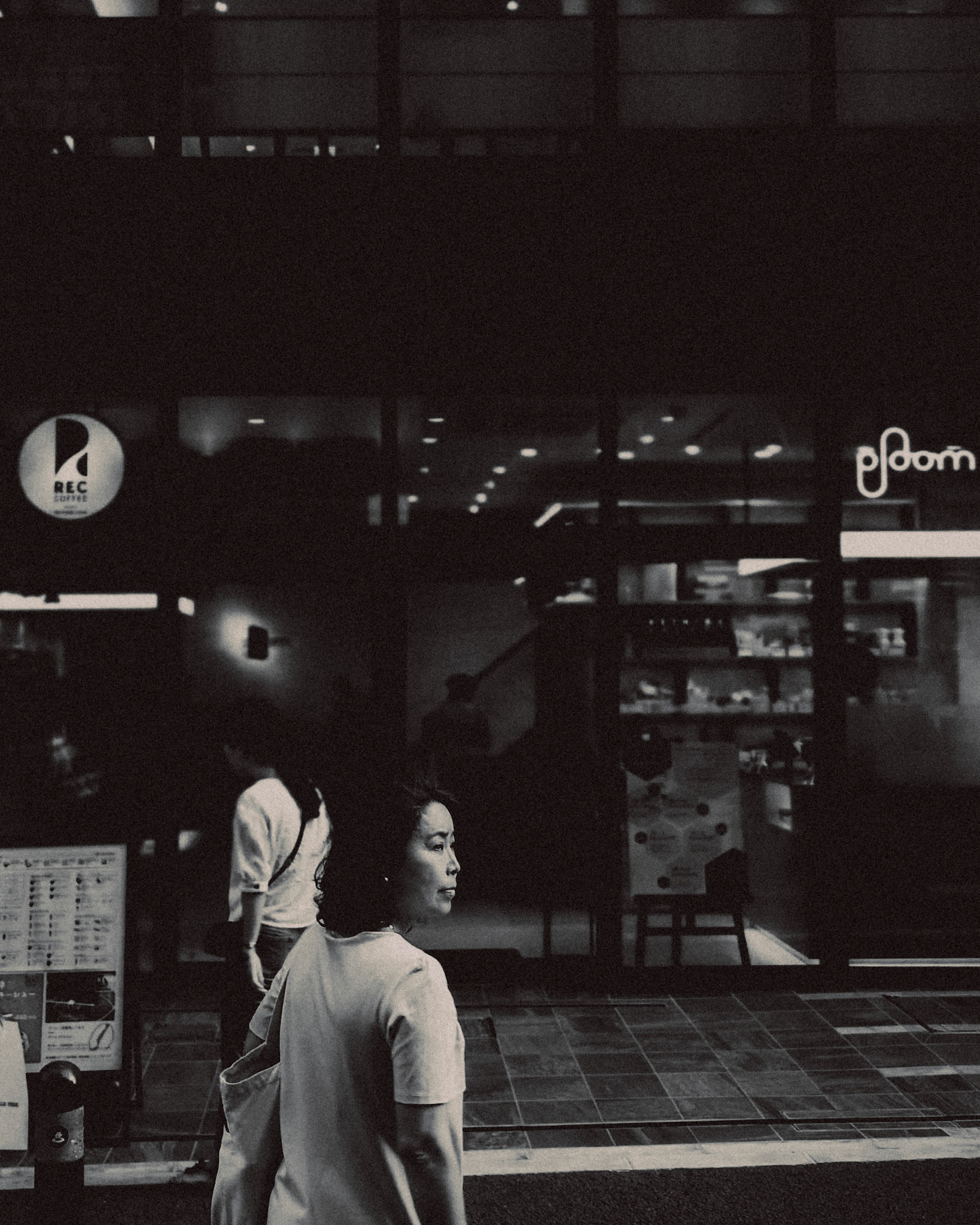 A street snapshot of a Japanese woman, in black and white, Fukuoka, Japan, October 2018, Huawei P20 Pro.