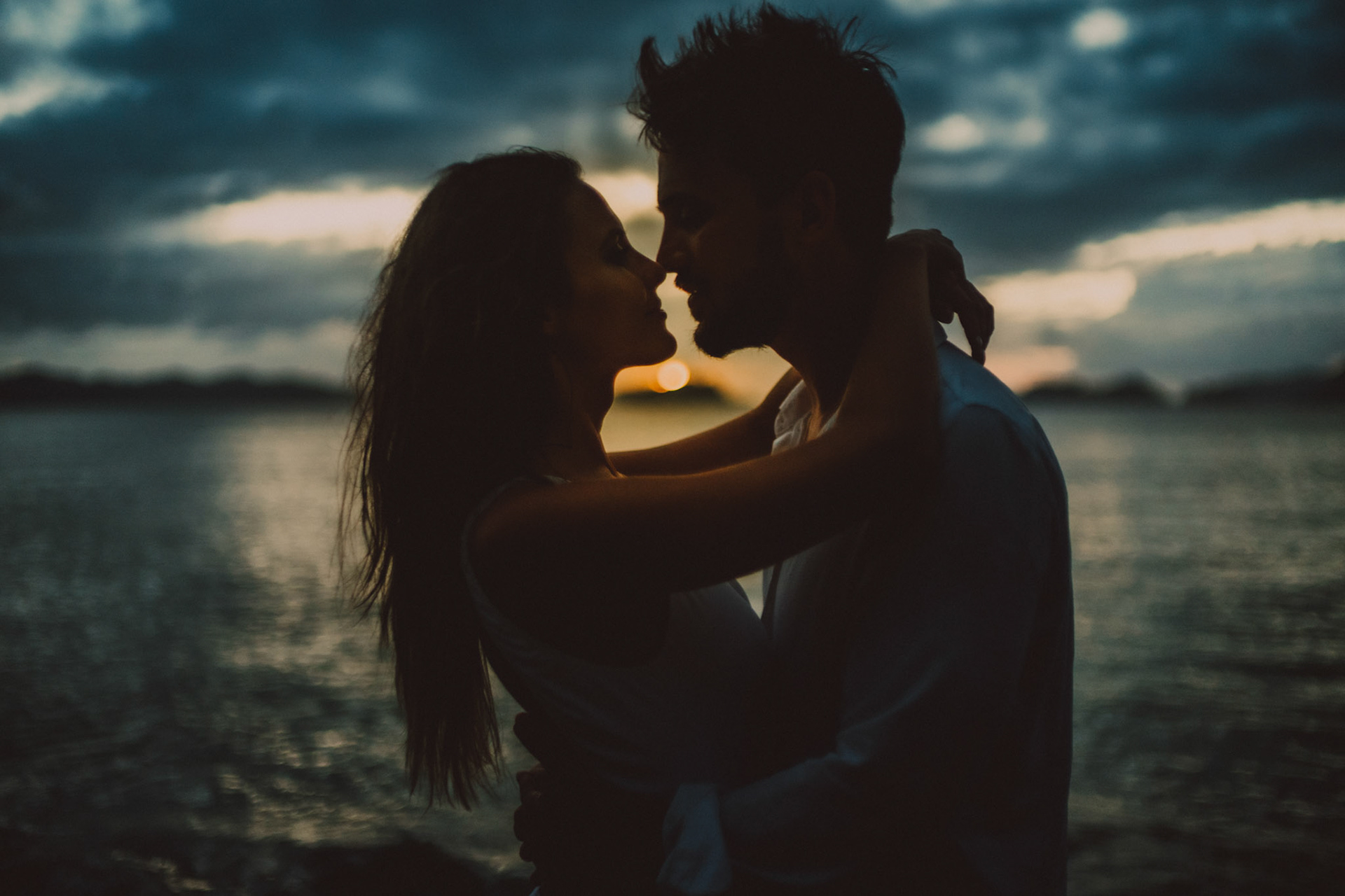 Moody and intimate couple sunset portaits in Las Cabanas Beach, El Nido, Palawan, Philippines, Southeast Asia, December 2019, Sony A7III.