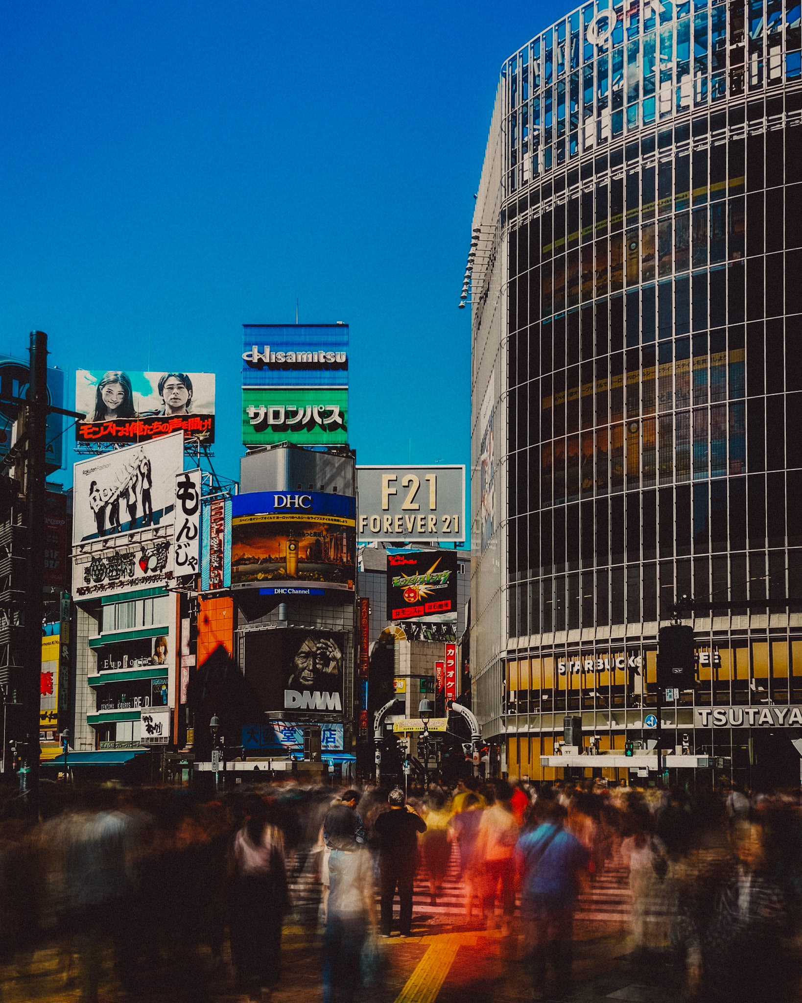 Clear blue skies in Shibuya Crossing the day after Typhoon Hagibis, Tokyo, Japan, October 2019, Huawei P30 Pro.