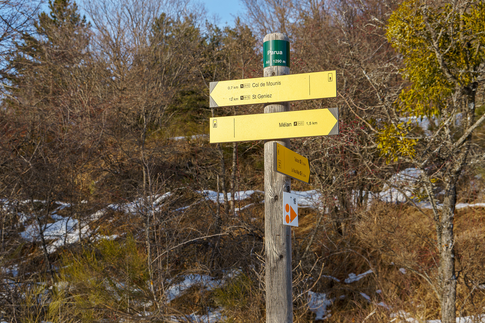 Embranchement sur le CD17 en direction de la Grotte Saint-Vincent, la Grande Aiguille ou le circuit du vieux Mélan