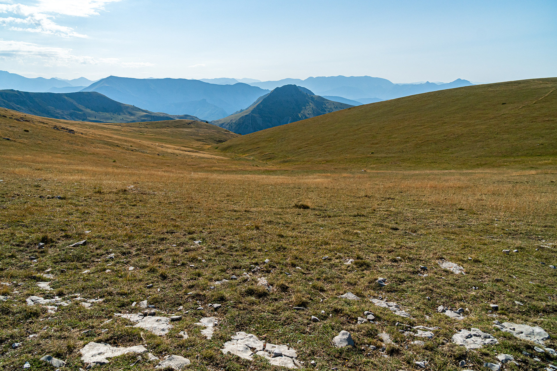 Les cloches de Barles alignées au centre, le sommet du Blayeul et son relais au-dessus de la montagne de Chine