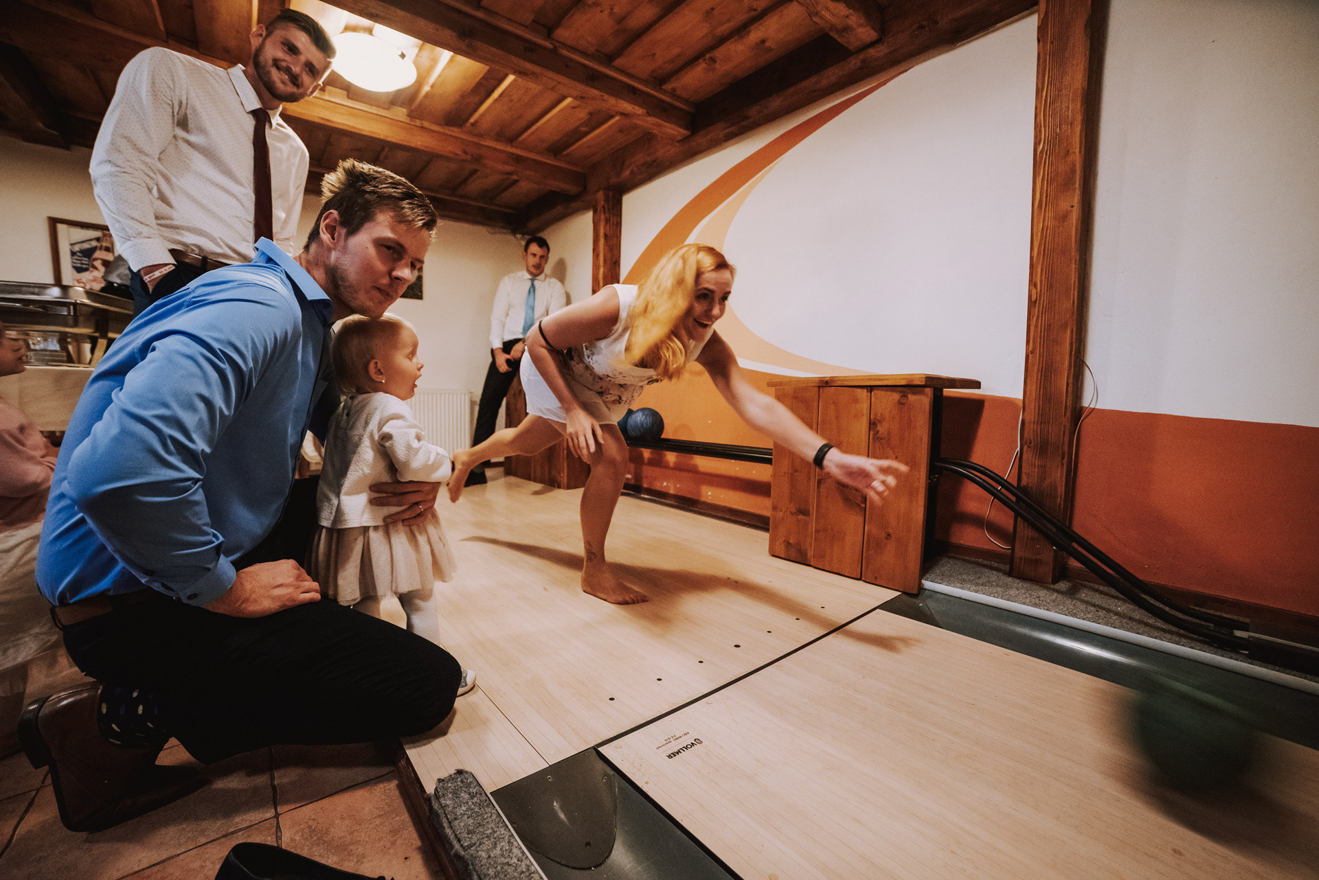 žena hraje bowling