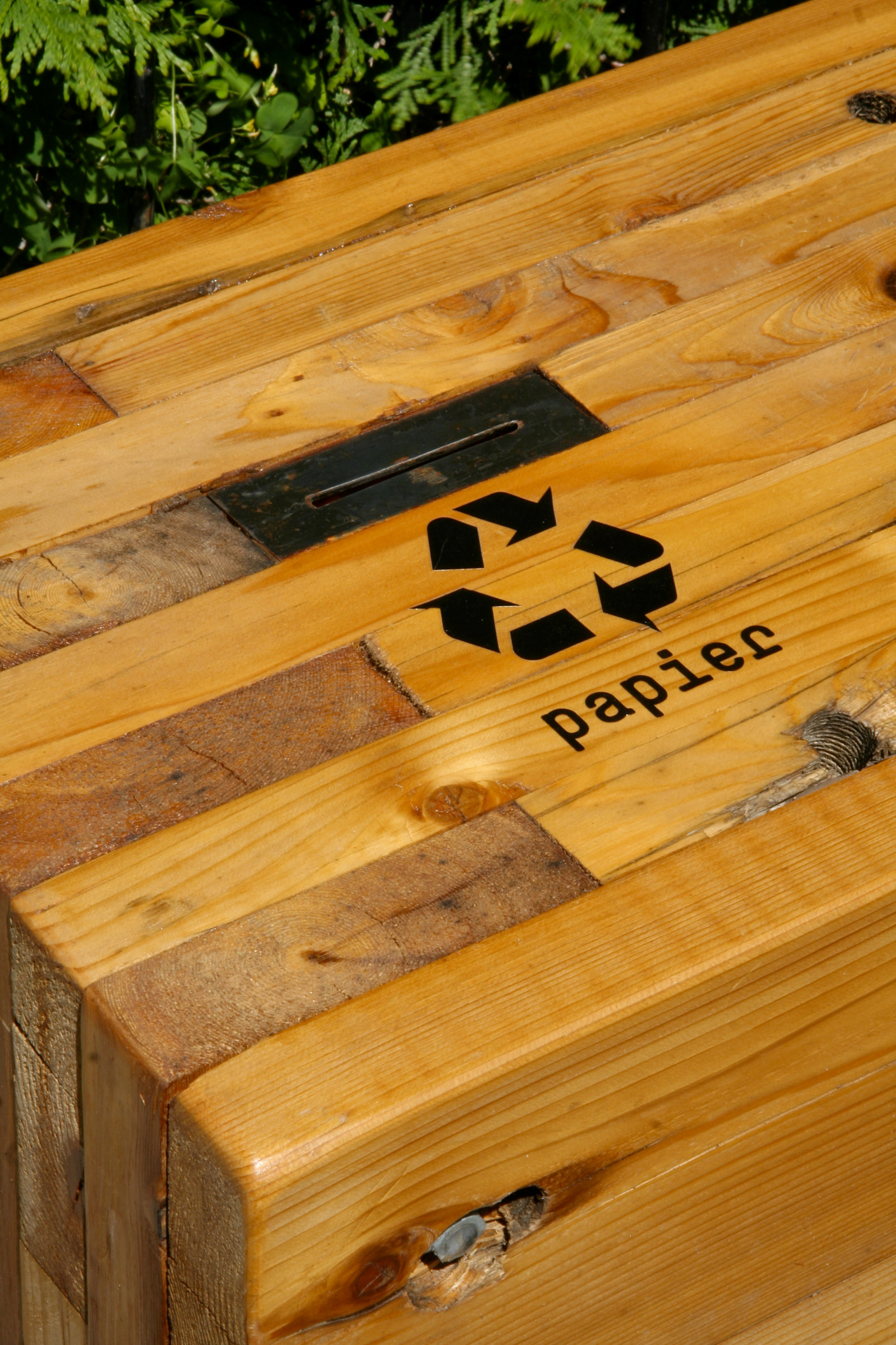 Installation devant la galerie Articule, Mile end, Montréal, Canada 2009 Installation outside of artist-run centre and gallery, articule, Mile-End, Montréal, Canada 2009