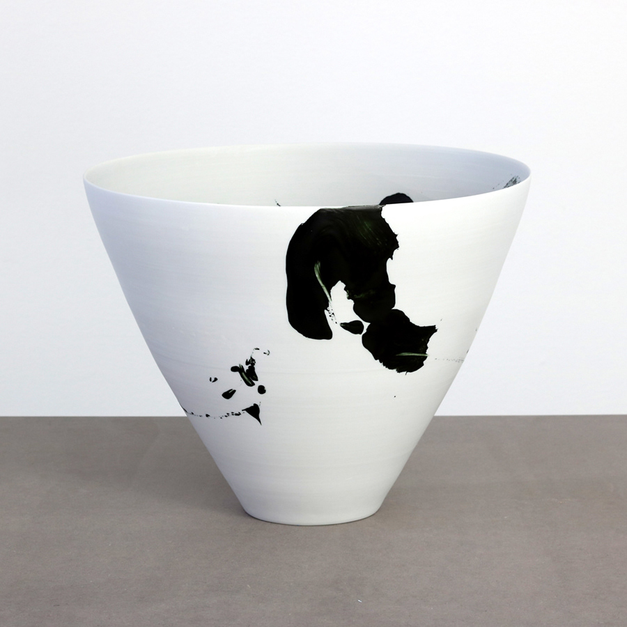 Karin Bablok, Large Vessel, Porcelain with enamel glaze • Photo Niclas Berg