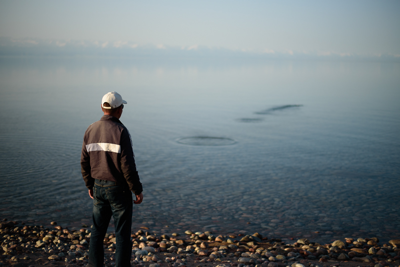 Issyk Kul, 16 h 43 – Kaderdin se rend sur les bords du lac Issyk Kul pour profiter de sa quiétude, puis en troubler la surface avec une partie de ricochets.
