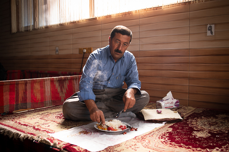 Raman est résigné. "Le Kurdistan est pauvre et nous vivons tous dans des conditions misérables". Il n'hésite pas à fustiger, comme beaucoup ici, le régime iranien. "Néanmoins nous restons droits, fiers et dignes".