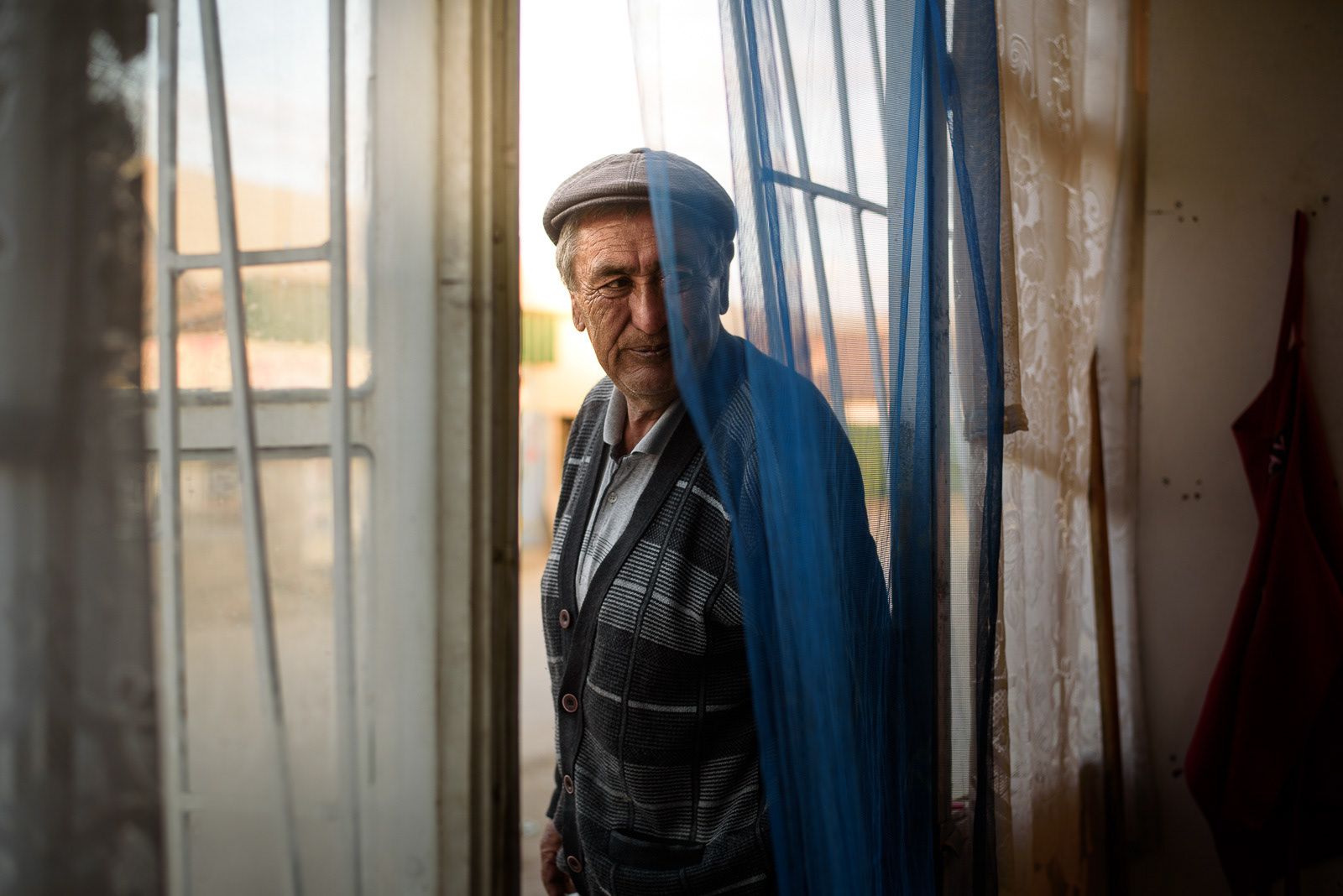 Kyzyl Tuu, 13 h 49 – Daniar s’inquiète du sort de trois jeunes qui jouent sur de vieilles reliques de la guerre d’Afghanistan. Il s’interroge, avec une nostalgie qui caractérise les gens de son âge, sur l’avenir de la nouvelle génération. Leur place n'est-elle pas à l'école à cette heure de l'après-midi ?
