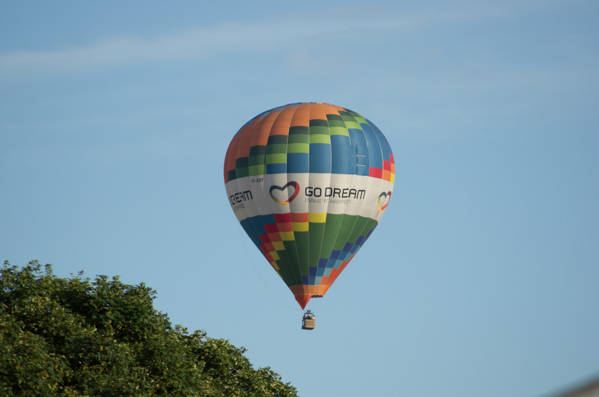 Ballonen set fra haven i Osted