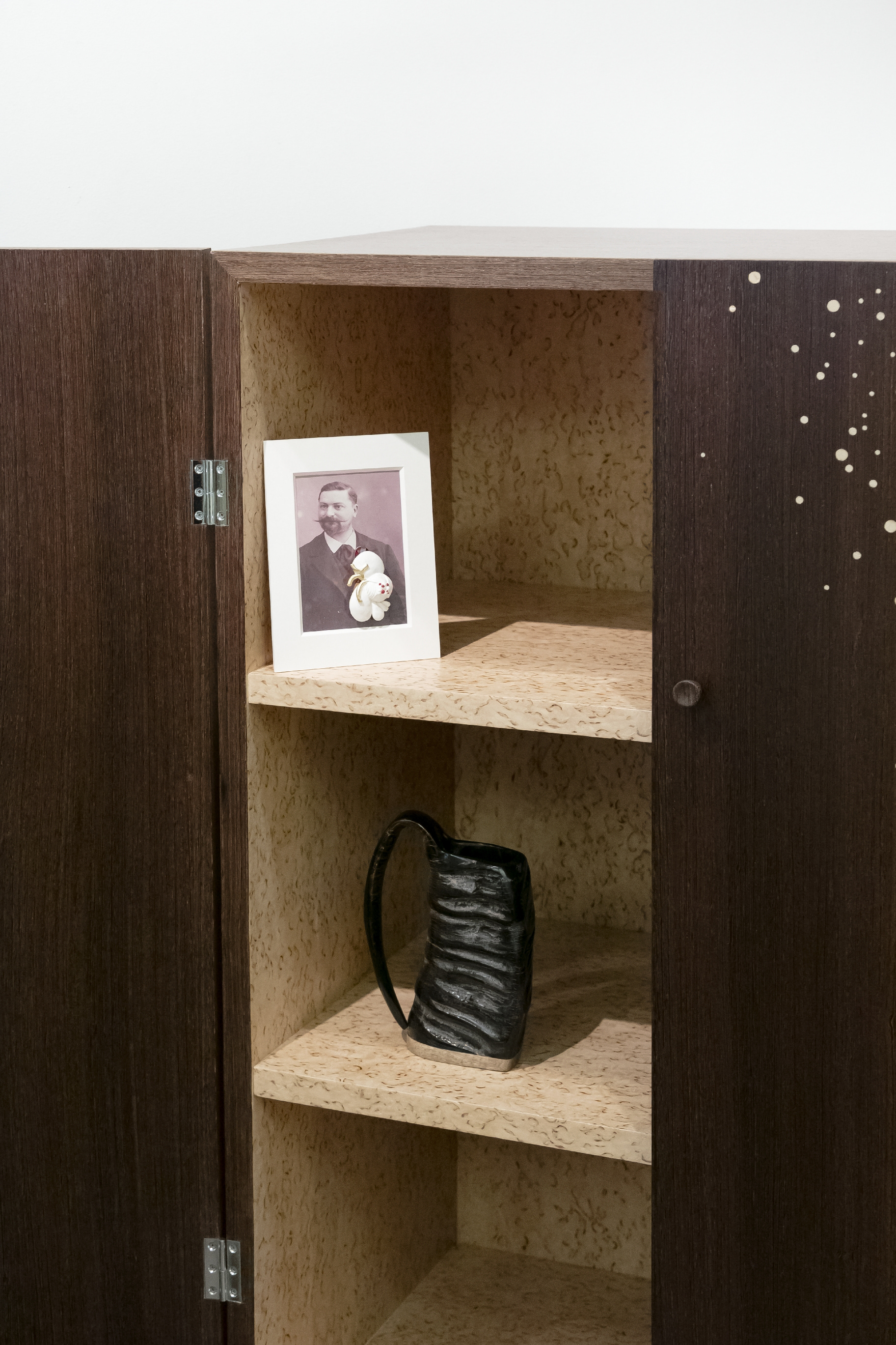 Vaisselier - 3360€ - Broche Barbu en plâtre - 57€ - Mug en corne - 59 € 405