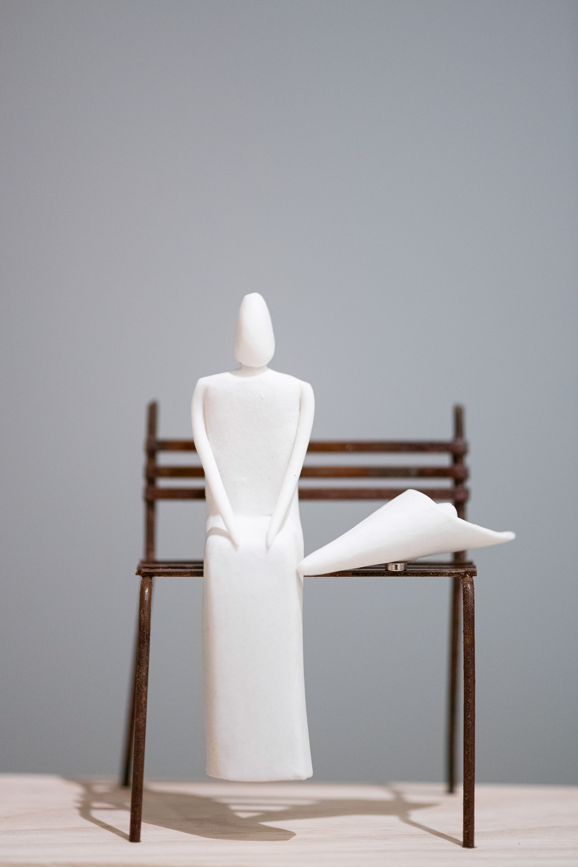 Sculpture L'Homme au Bouquet en métal, bois et porcelaine - 150€