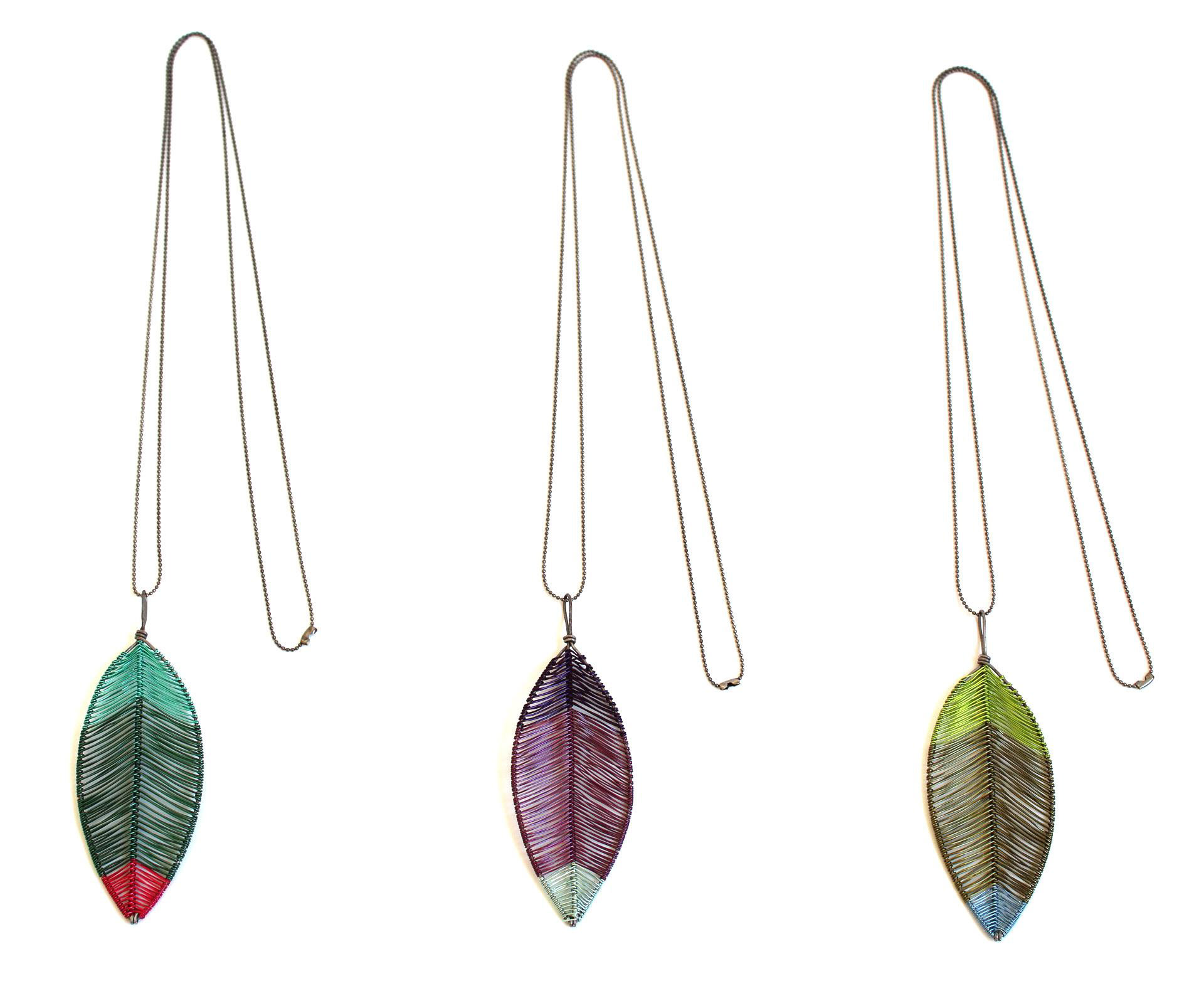 Sautoir plume, fil de métal tressé - 45€
