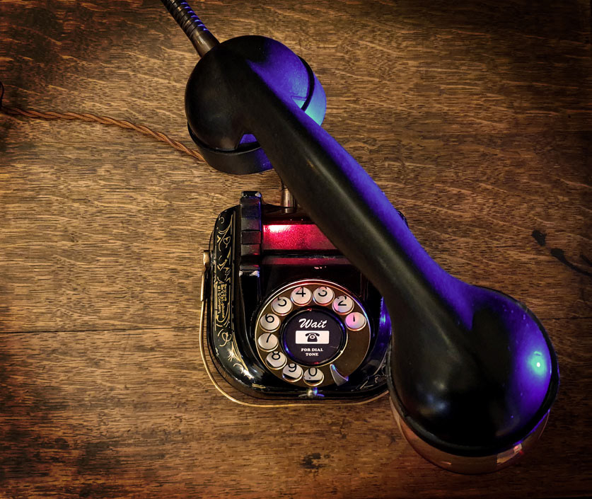 Flexiable arm to reposition the handset lamp