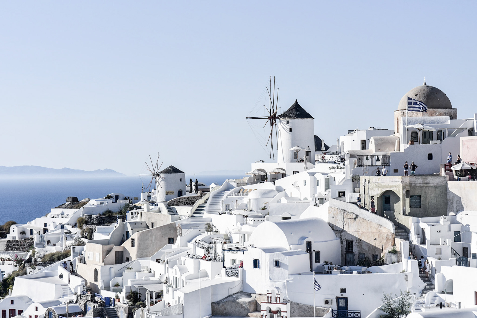 Město Oia před vyhlášeným západem sluncem.