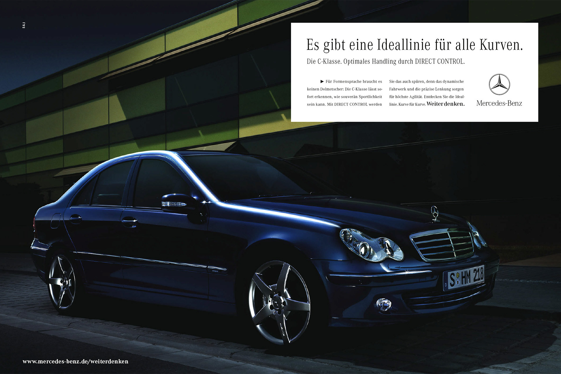 Anzeige fuer die Mercedes Benz C-Klasse. Eine C-Klasse steht in der Dämmerung vor moderner Architektur. Die Seitenlinie des Wagens ist besonders auffaellig ausgeleuchtet. Headline: "Es gibt eine Ideallinie für ale Kurven."."