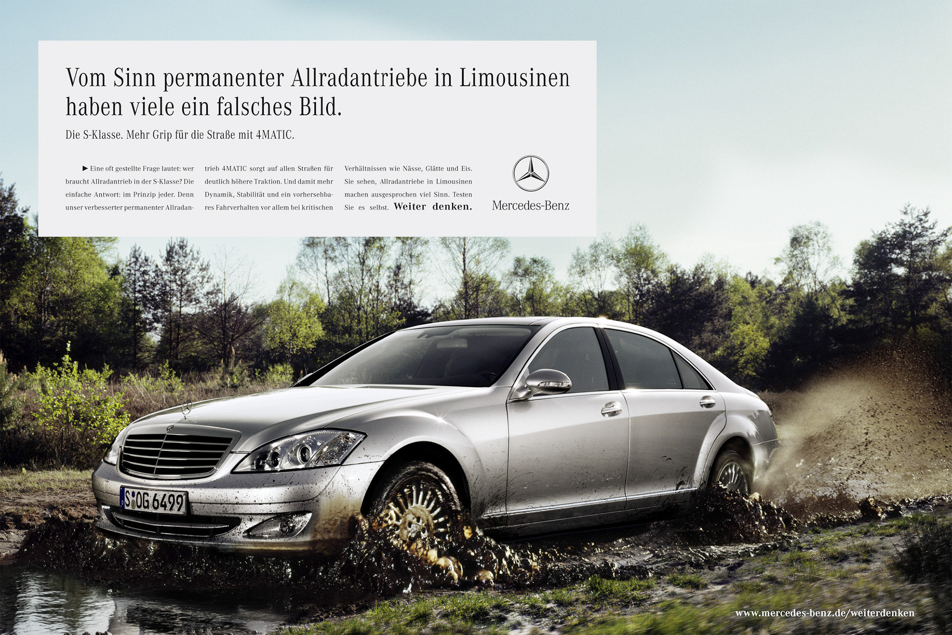 Anzeige fuer die Mercedes Benz S-Klasse mit Vierradantrieb. Eine silberne S-Klasse fährt wie ein Offroad Fahrzeug in unwegsamen Gelaende durch Matsch. Headline: "Vom Sinn permantenter Allradantriebe in Limousinen haben viele ein falsches Bild.".