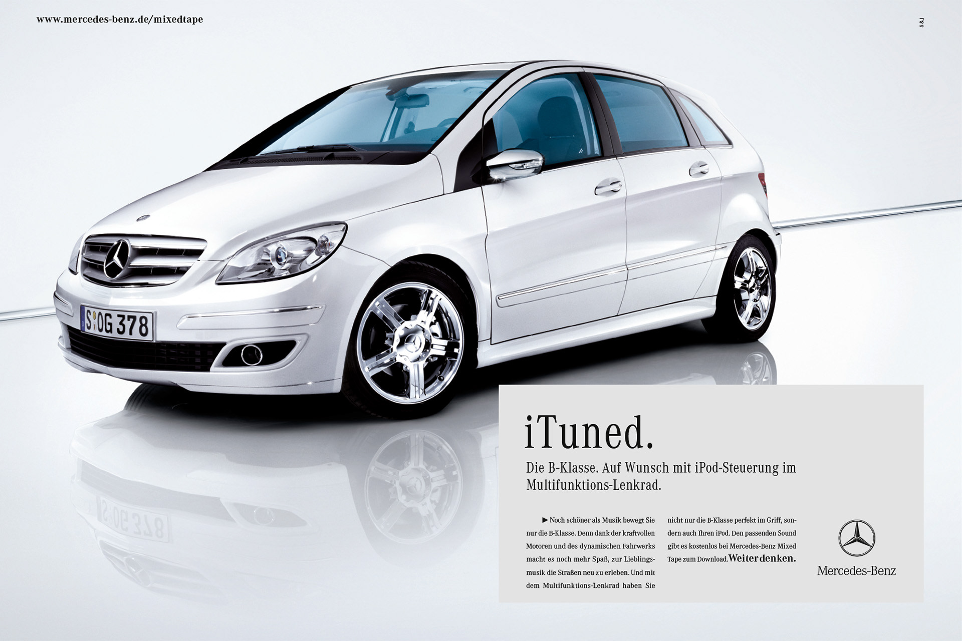 Anzeige fuer die Mercedes Benz B-Klasse mit iPod Anschluss. In einem weissen Studio steht eine weiss lackierte B-Klasse. Sie ist ausgeleuchtet wir ein Apple Produkt. Headline: "iTuned."."