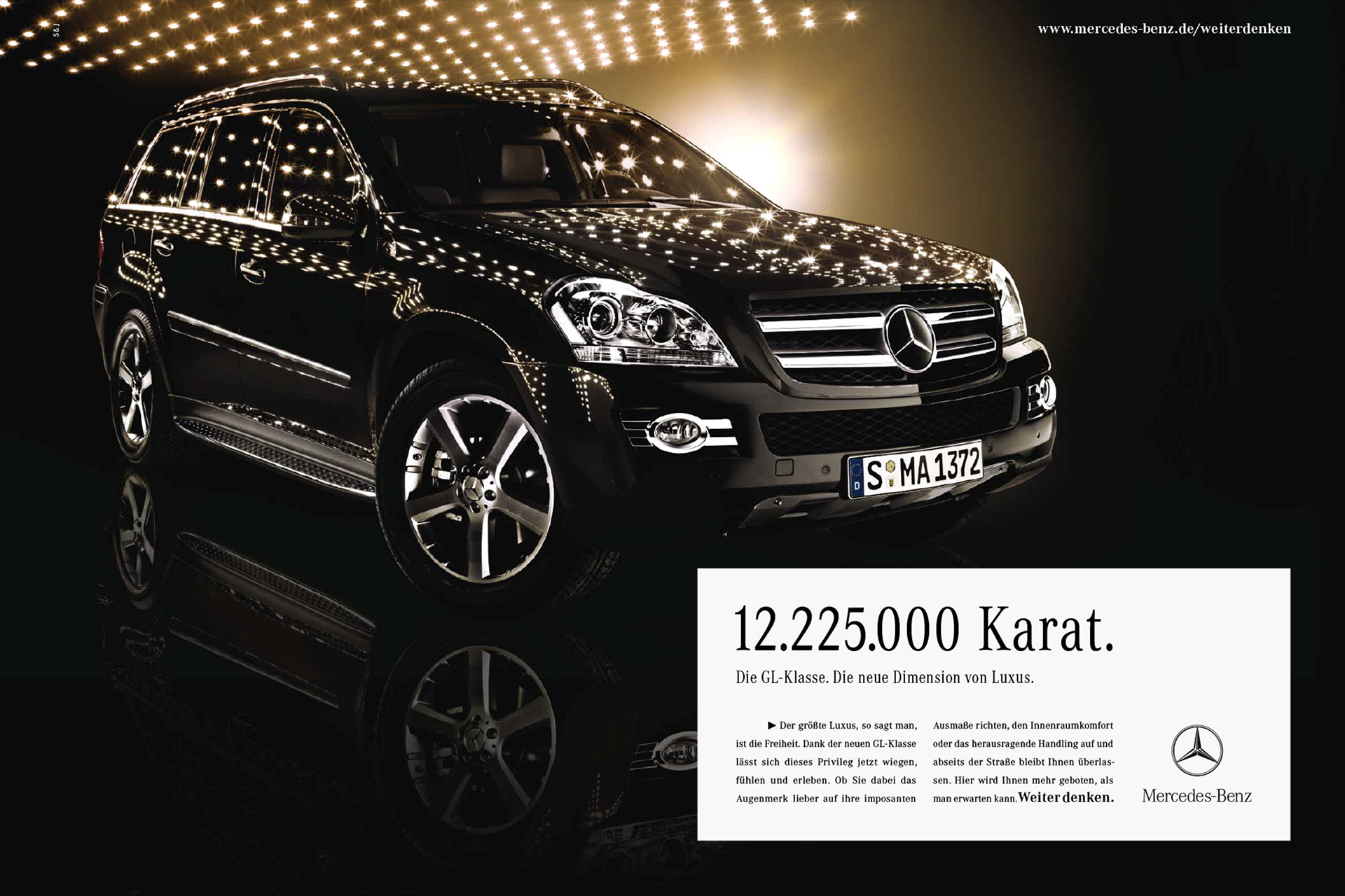 Anzeige fuer die Mercedes Benz GL-Klasse. In einem Schwarzen Raum wird eine schwarze GL-Klasse so beleuchtet dass diese glitzert. Headline "12.225.000 Karat.".