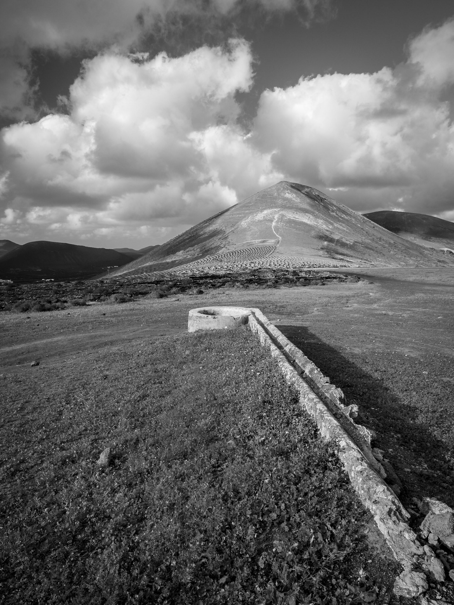 Hier warteten wir auf den letzten Sonnenuntergang der Reise, während die Wolken ein schönes Schattenspiel auf die Vulkane projezierten