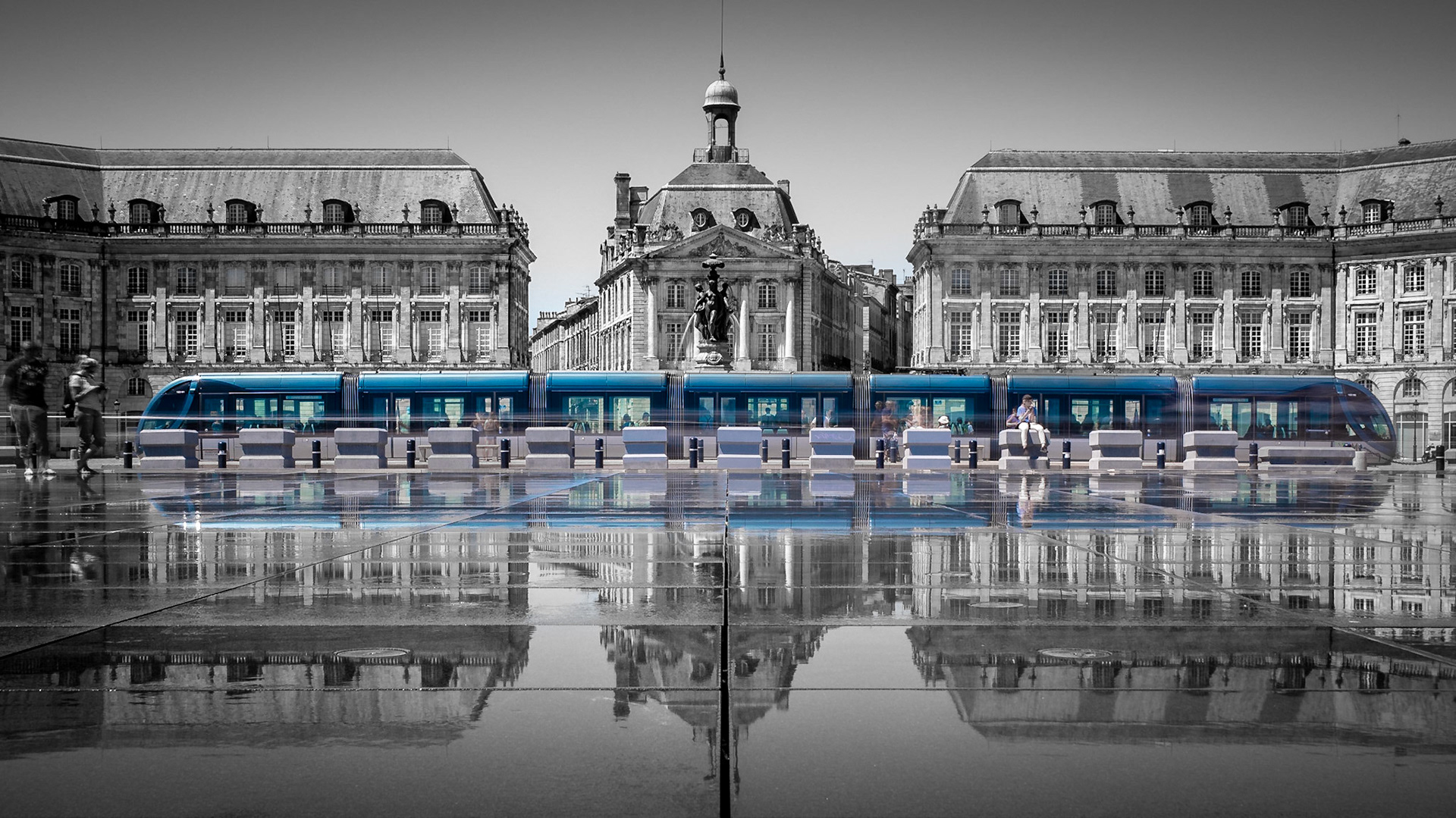 Straßenbahn in Bordeaux vor dem Wasserspiegel am Place de la Bourse