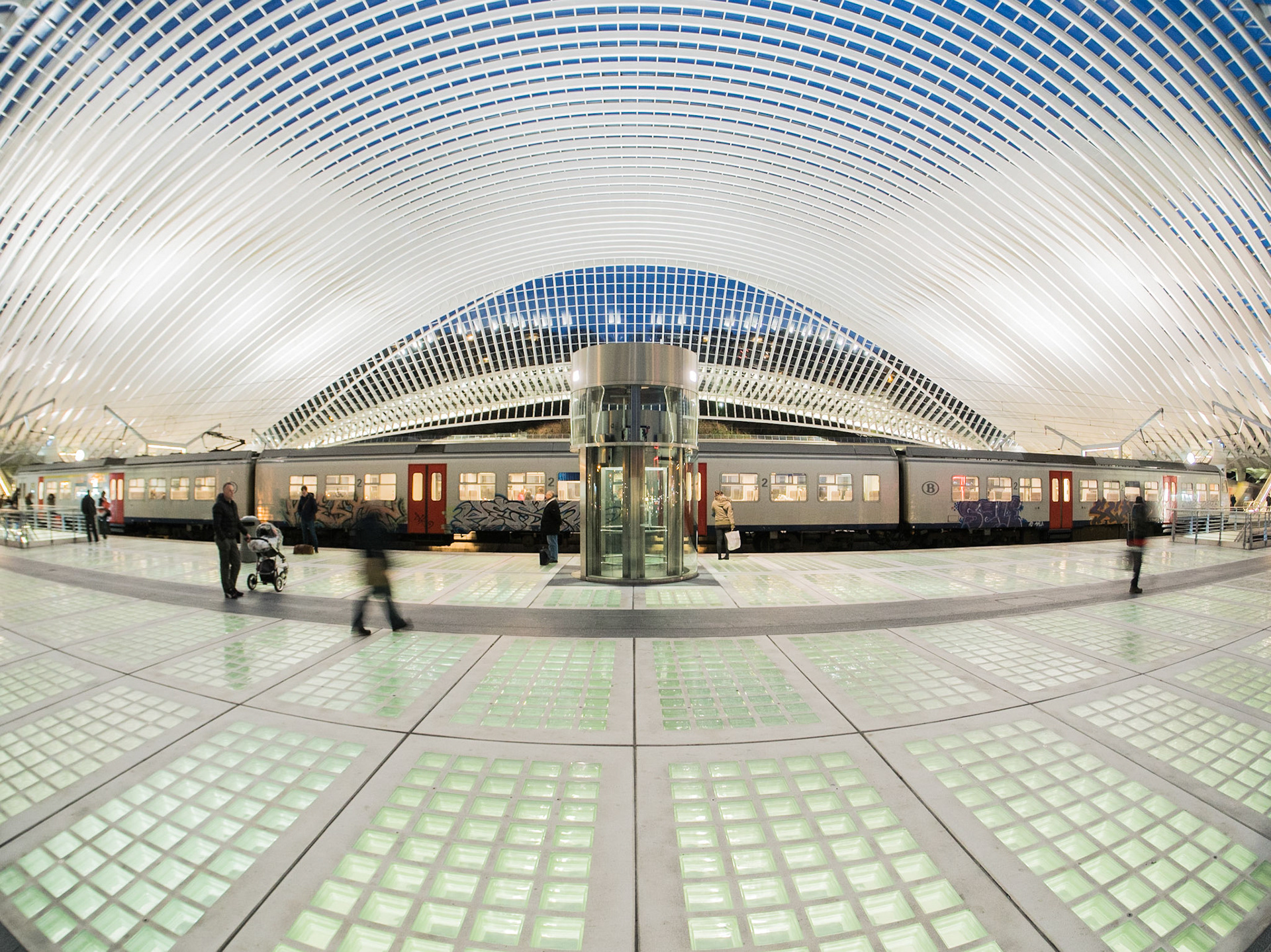 Bahnhof Lüttich in Belgien zur Blauen Stunde