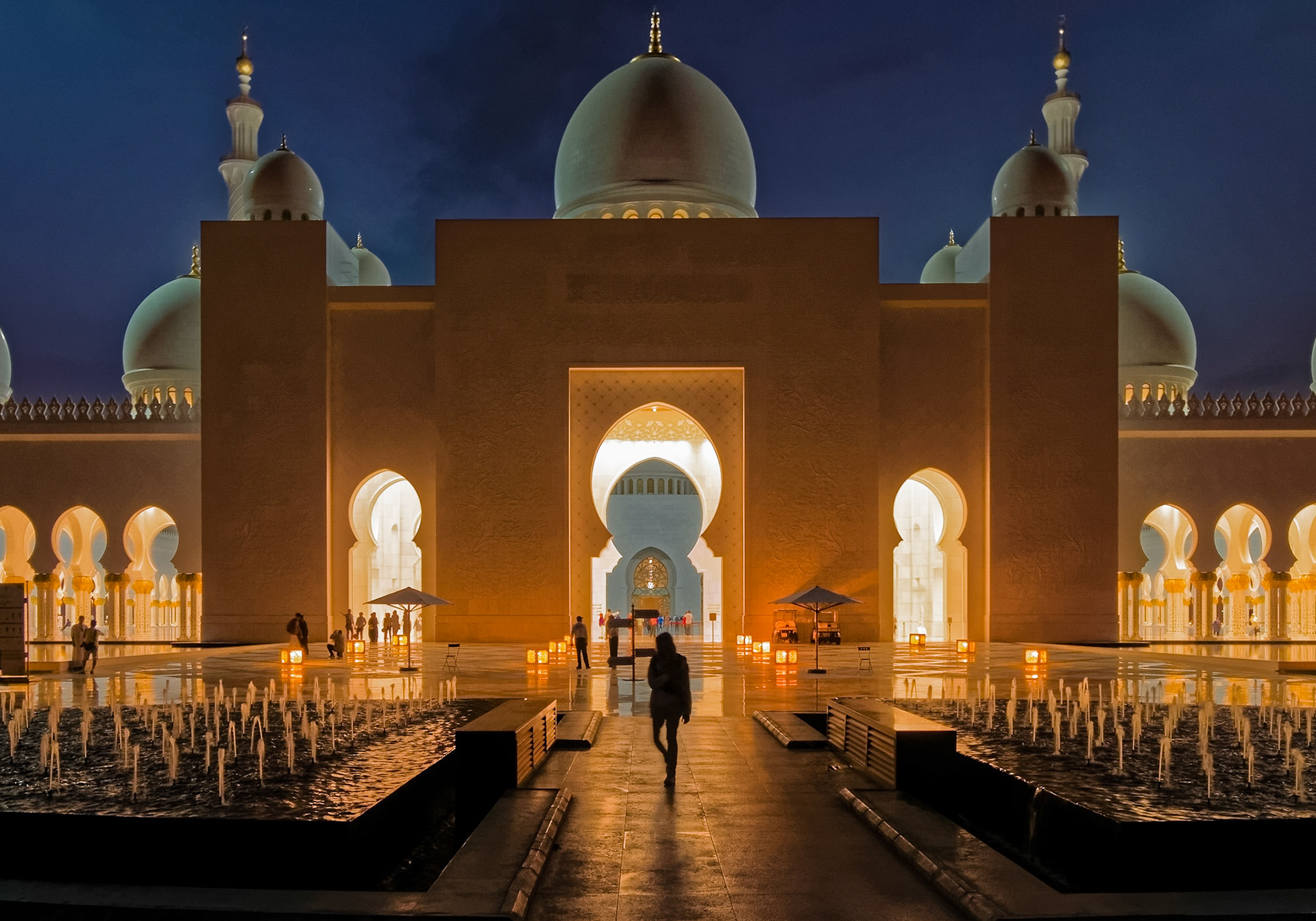 Moschee in Abu Dhabi bei Nacht