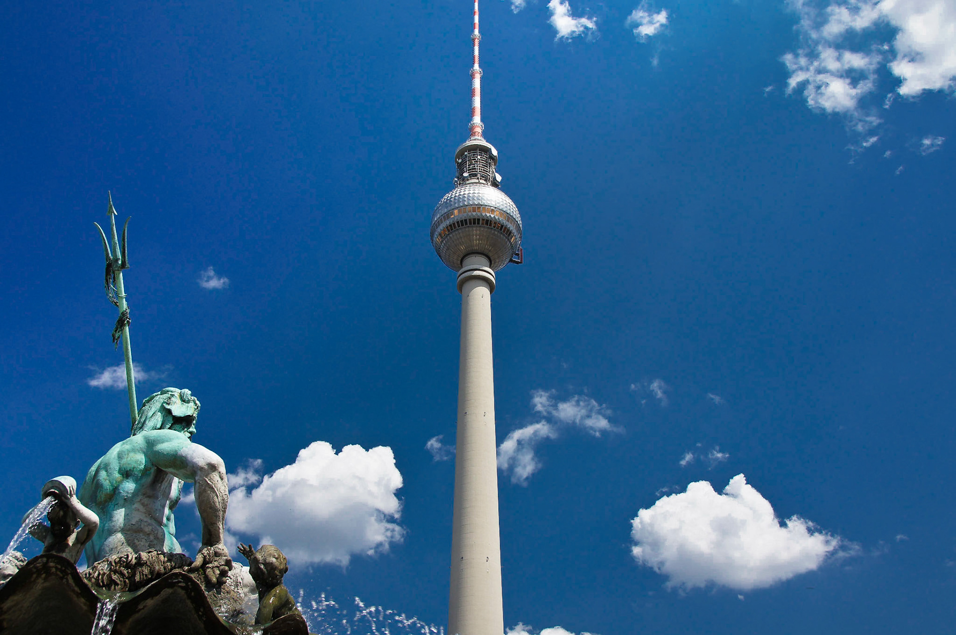 Blick vom Neptunbrunnen auf den Fernsehturm Berlin
