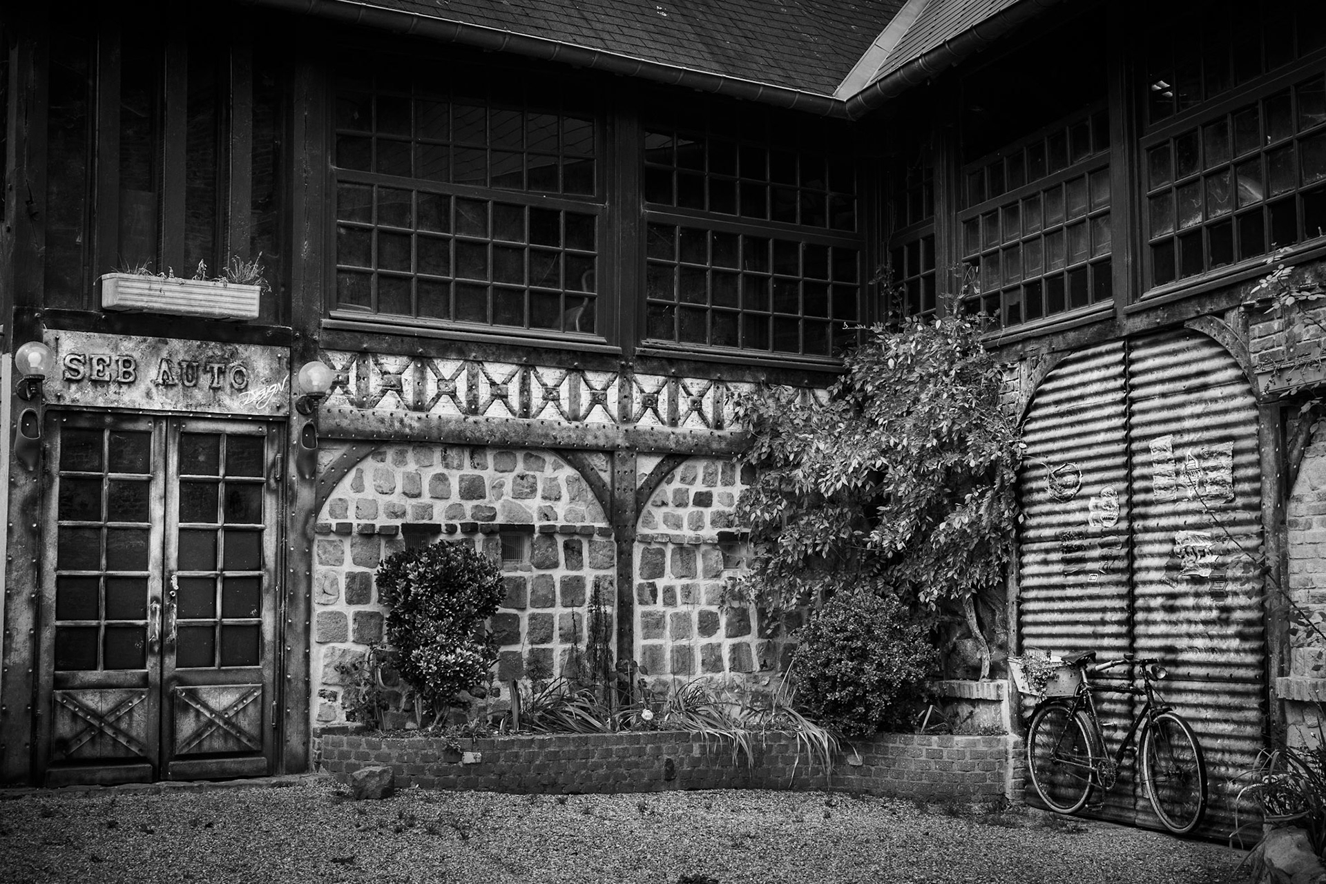 Alte Autowerkstadt in Clères