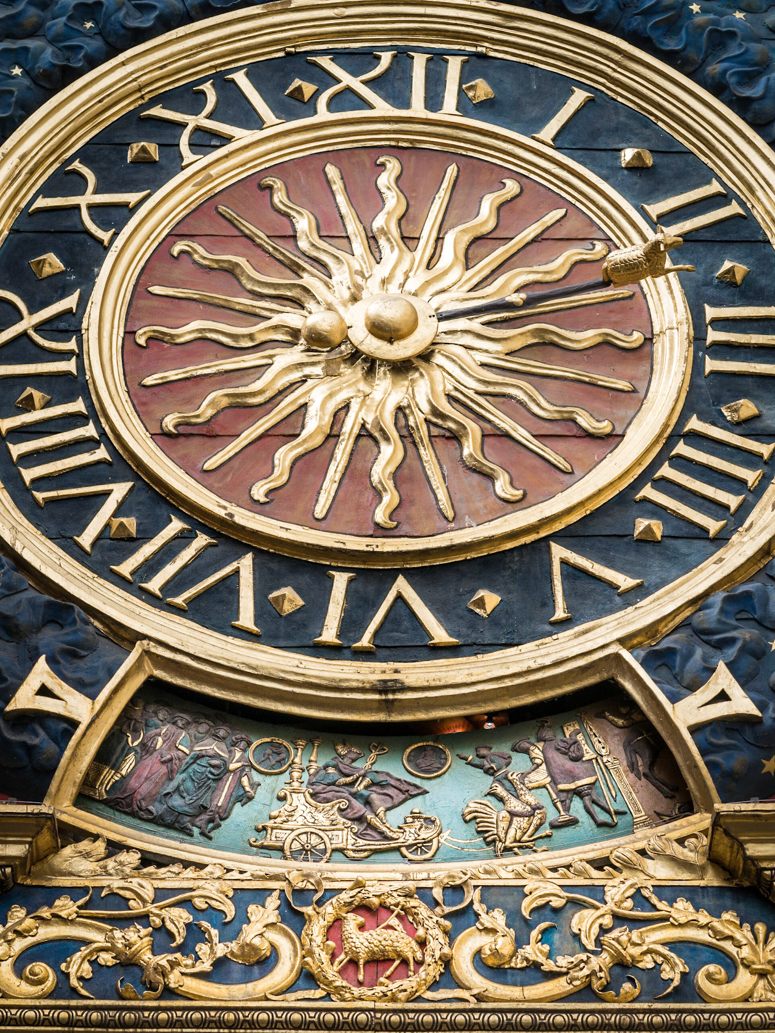 Hausuhr in der Altstadt von Rouen