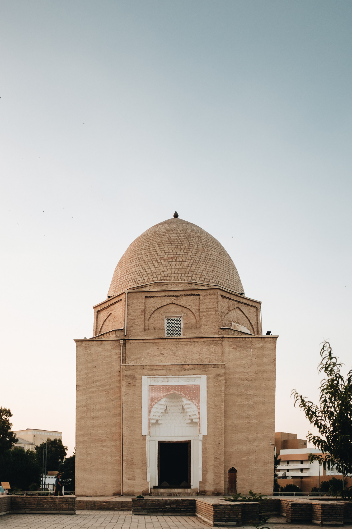 Rukhobod Mausoleum - z r. 1380, pravděpodobně nejstarší dochovaná památka ve městě, dnes prodejna upomínkových předmětů