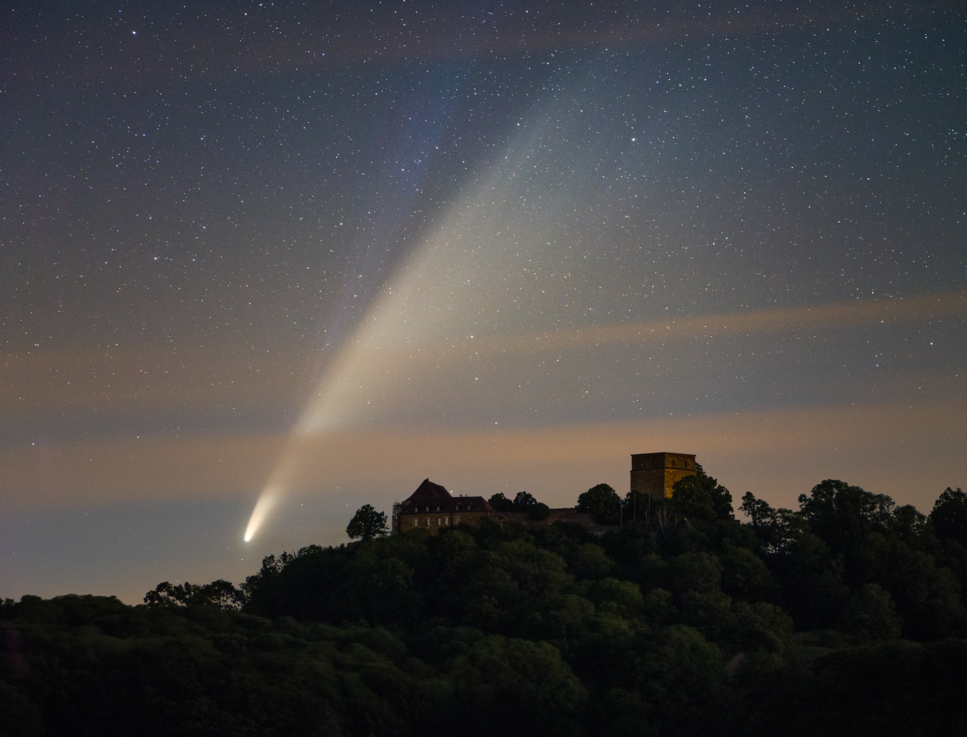 Komet Neowise über der Giechburg