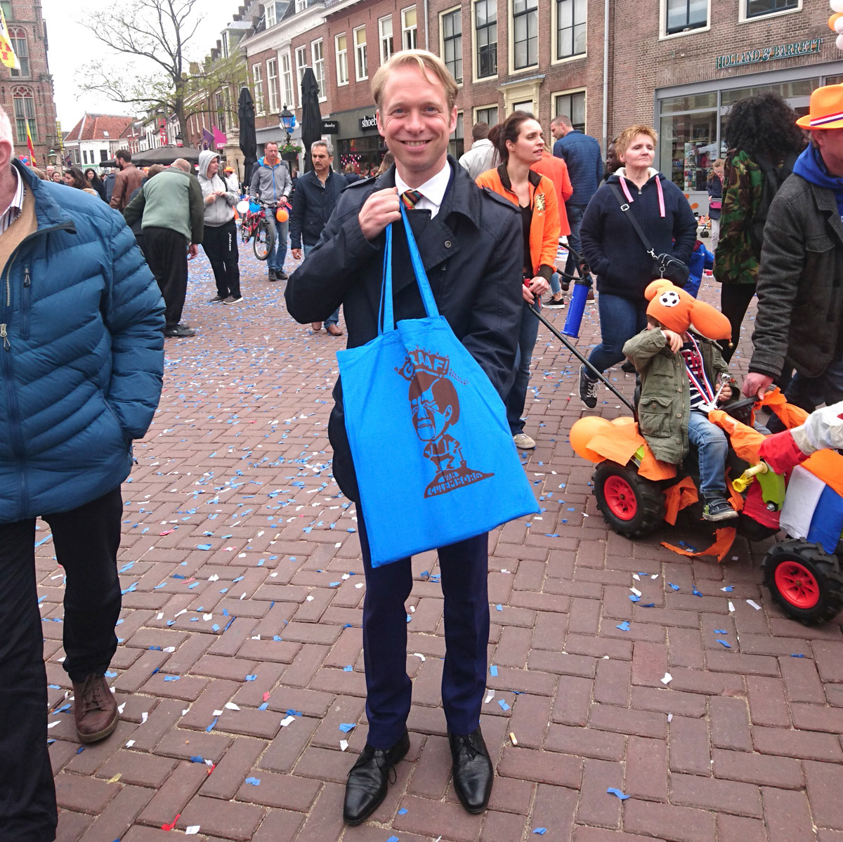 Burgemeester Gerdo van Grootheest neemt ook een tasje mee!