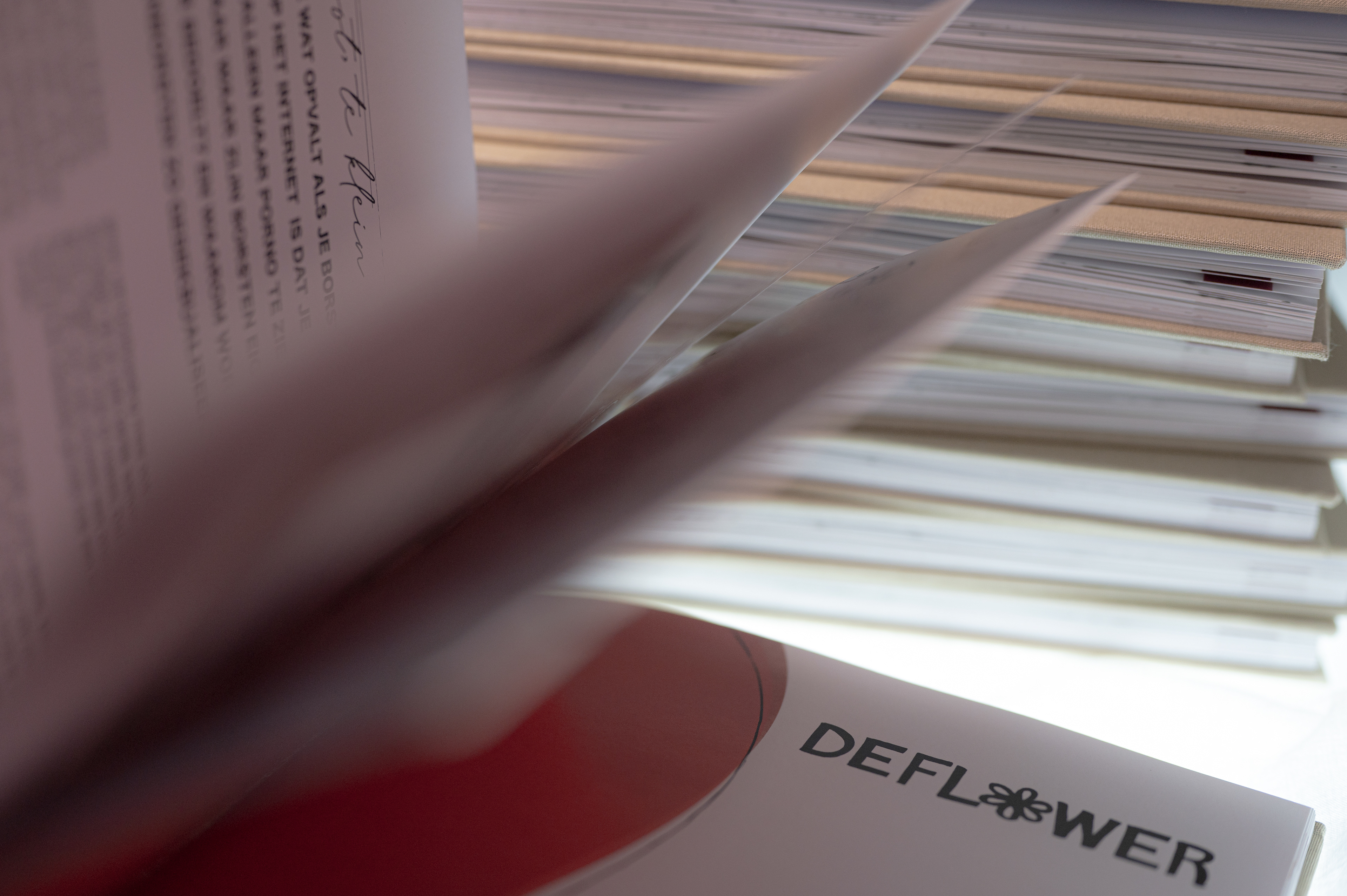 Doorbladeren boek Open en bloot met stapel op achtergrond