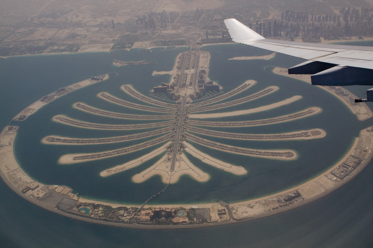 FLYING; PLANE; WING; DUBAI; UNITED ARAB EMIRATES; THE PALM JUMEIRA; URBAN DEVELOPMENT; BIRDS EYE VIEW; FLYING; PLANE; WING; HORIZON; SAND; AIRPLANE; AIRPLANE WING; AIRBUS; TRAVEL; Air; Aviation; Blue Sky; Blue; Sky; Business; Clear; Cloudless; Emotion; Flying; Fly; Heaven; Holiday; Horizon; Industry; Jet; Journey; Motion; Nobody; Outdoors; Trade; Transport; Vehicle; Expanse; Traveler; Birds eye view; Hydrofoil; Wanderlust; Cloudless; Heat; Landscape; Remote; Expanse; Distance; Sand; Vast; Architecture; Building; Beach; man-made.