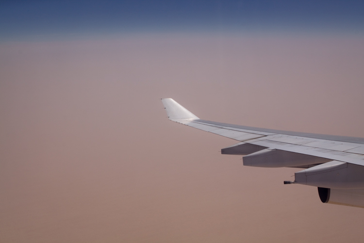FLYING; PLANE; WING; HORIZON; SAND; AIRPLANE; AIRPLANE WING; AIRBUS; TRAVEL; Air; Aviation; Blue Sky; Blue; Sky; Business; Clear; Cloudless; Emotion; Flying; Fly; Heaven; Holiday; Horizon; Industry; Jet; Journey; Motion; Nobody; Outdoors; Trade; Transport; Vehicle; Expanse; Traveler; Birds eye view; Hydrofoil; Wanderlust; Cloudless; Heat; Landscape; Remote; Expanse; Distance; Sand; Vast.