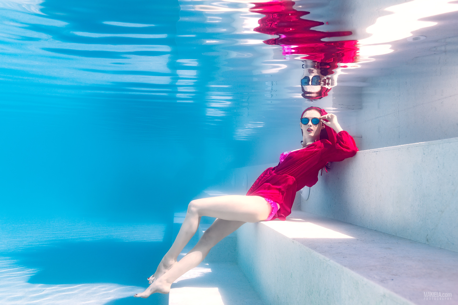 Фотосессия под водой в платье