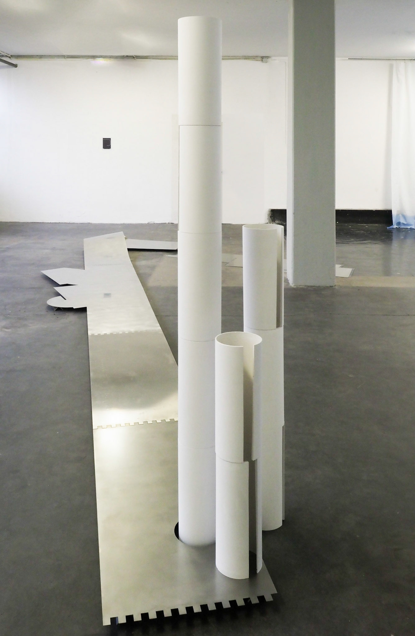simple touch | 2020 | Gips, Edelstahl, Schwarzstahl | 700 x 210 x 60 cm