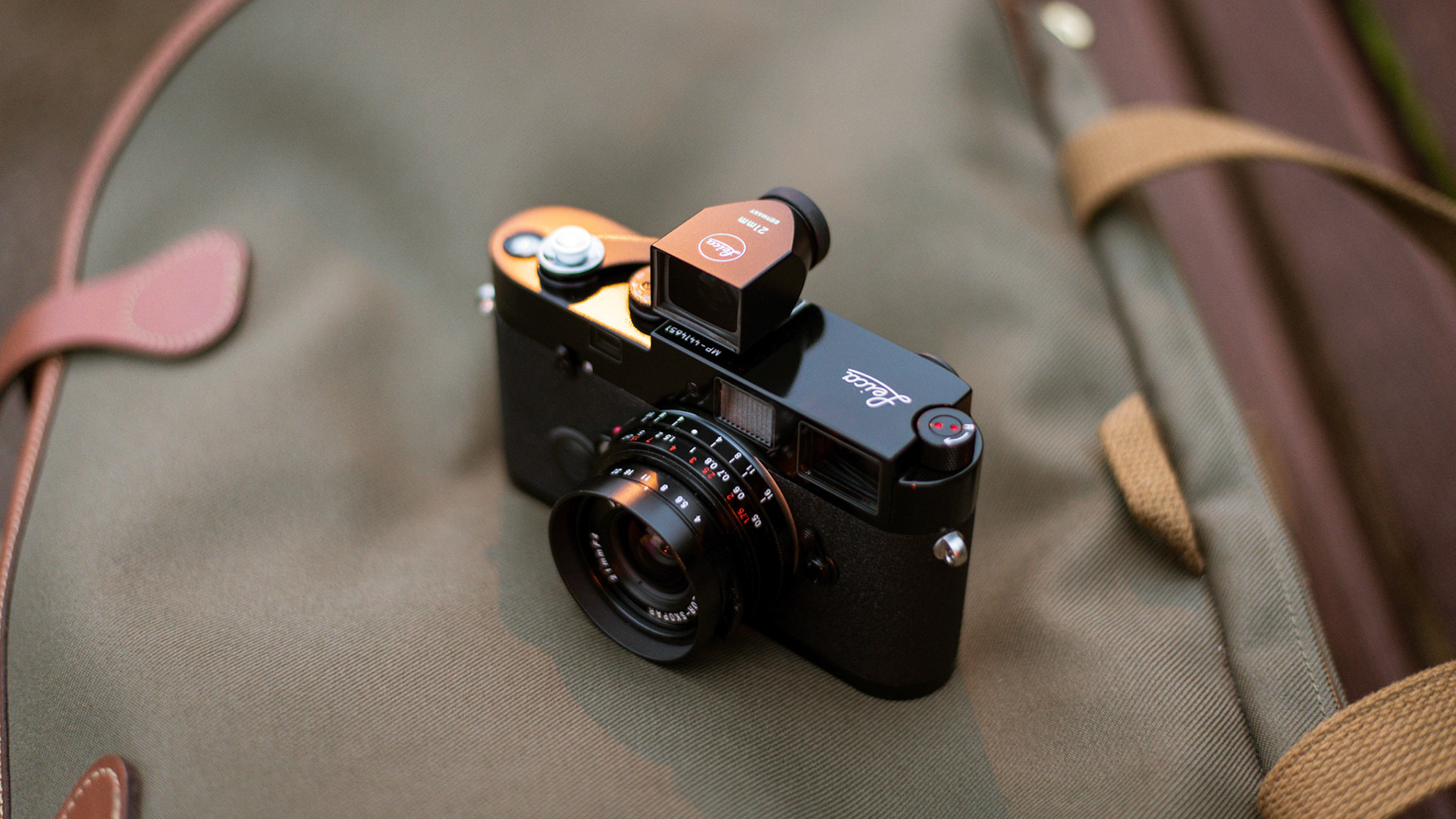Leica MP with Voigtlander Color-Skopar 21mm f4 and Leica 21mm Brightline Finder on top of the Billingham 443 by Michal Jeck