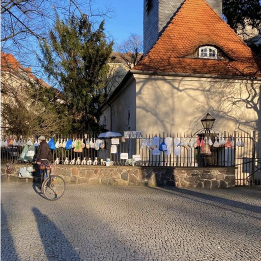 Gift fence with supplies for people who are not doing financially well in Berlin