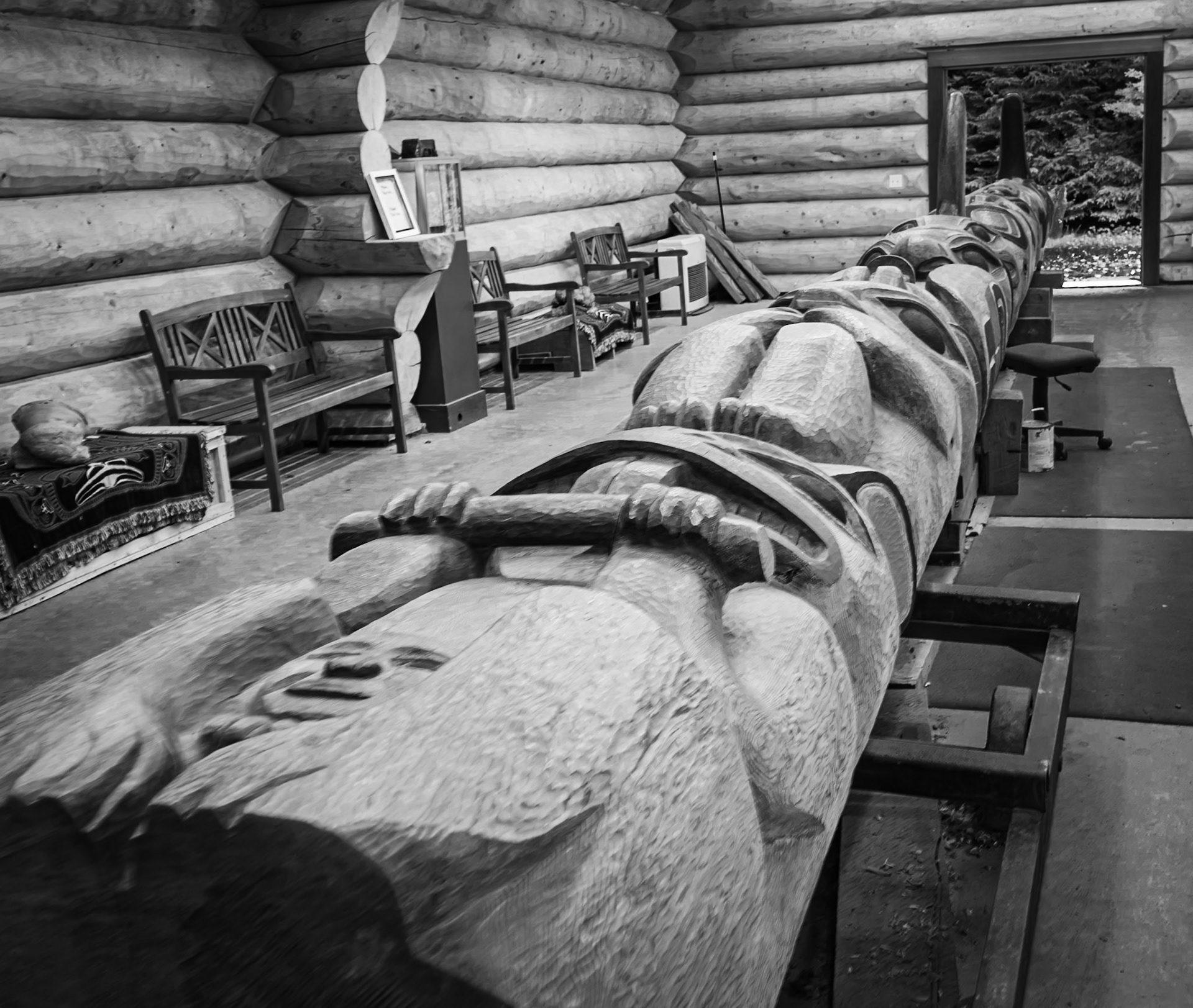 Making a Totem Pole in Ketchikan