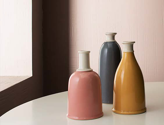 TRAME - Fluid and vague lines are produced using the textured Stucco Fondo, applied with a matt Gommata finish to soft, rubberized feel.
