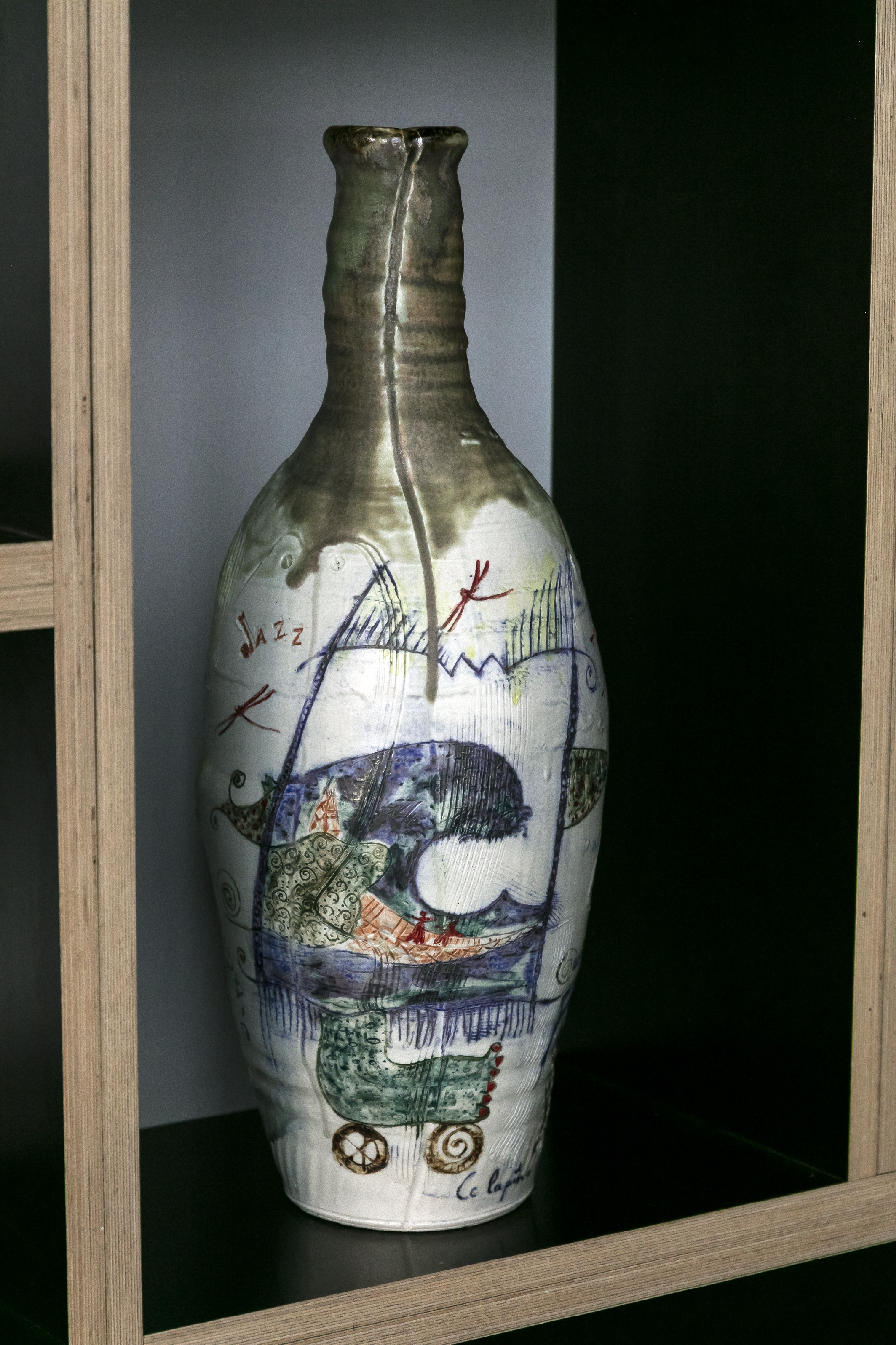 Vase bouteille en porcelaine gravé 440€