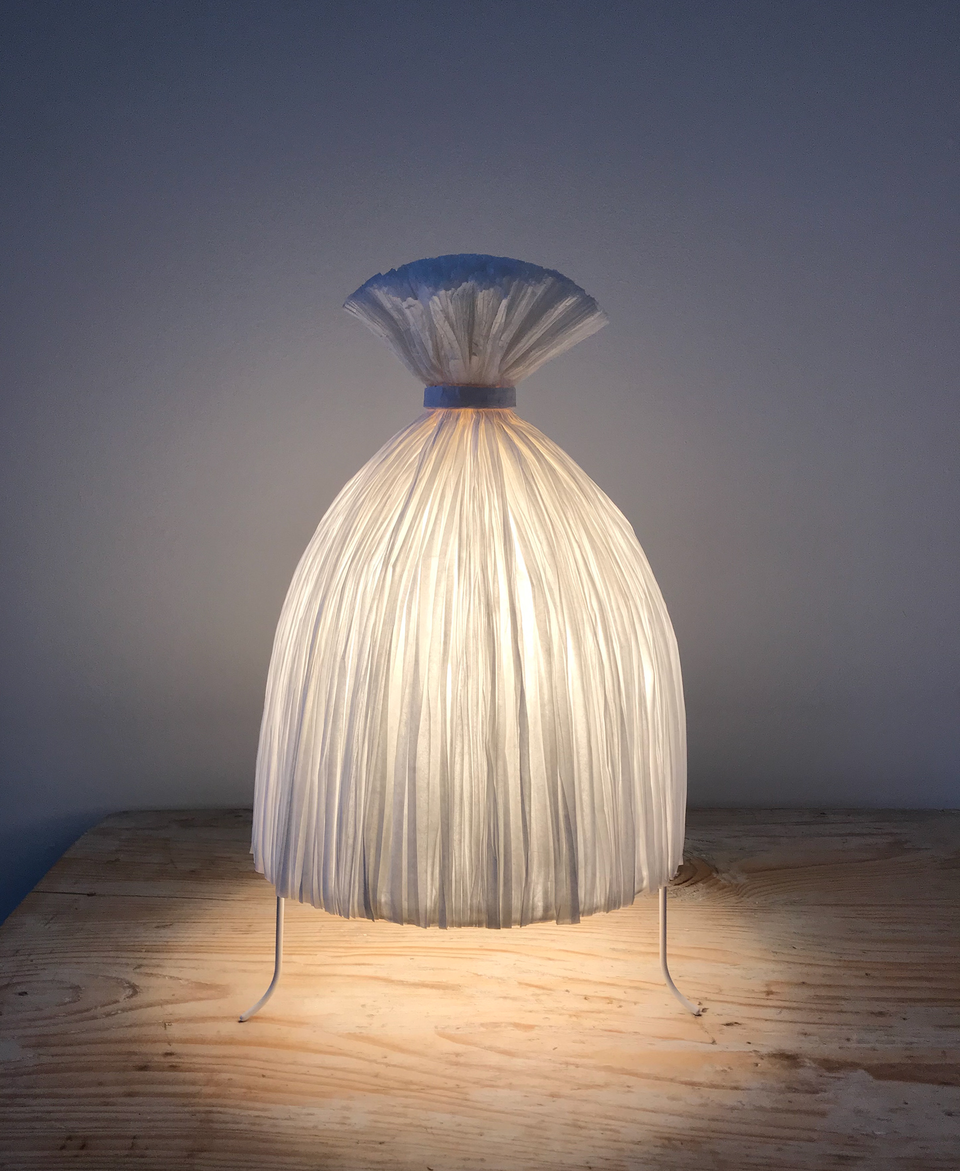 Lampe à poser 40 x 28cm - Papier de soie - 480€