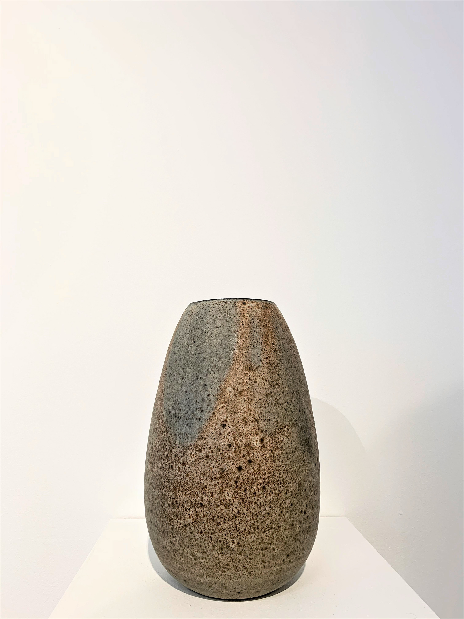 Vase olive en grès brun mat et bleuté