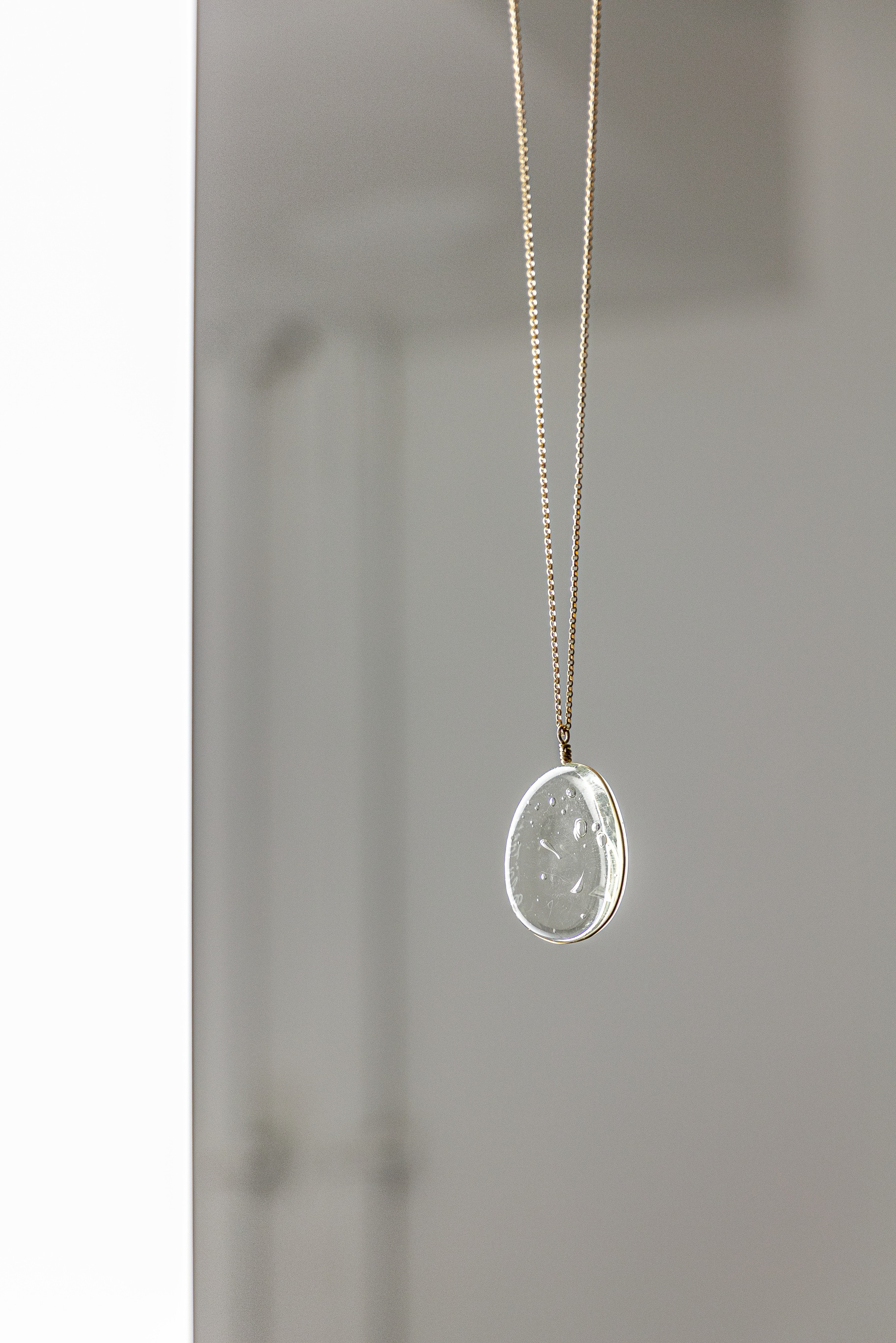 Collier L ovale en verre verre borosilicate t plaqué or 14 carats - 165€