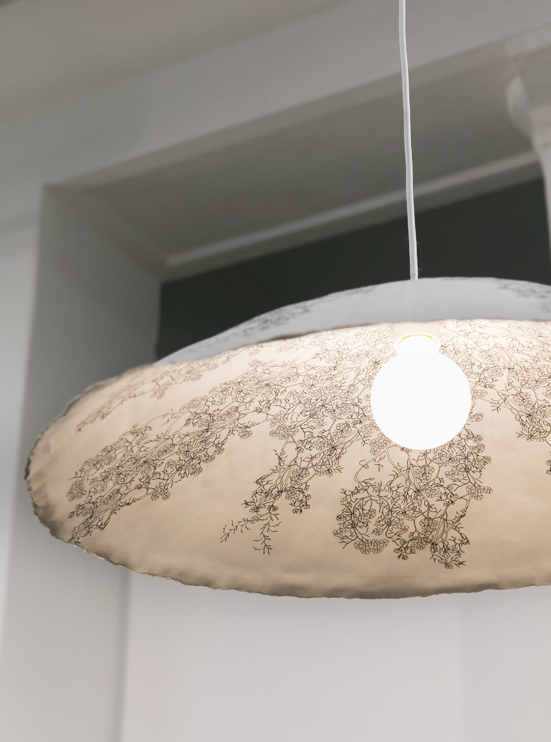 Suspensions "Feuille" très grand format 63 x 18 cm avec dessin intérieur & extérieur - 613€