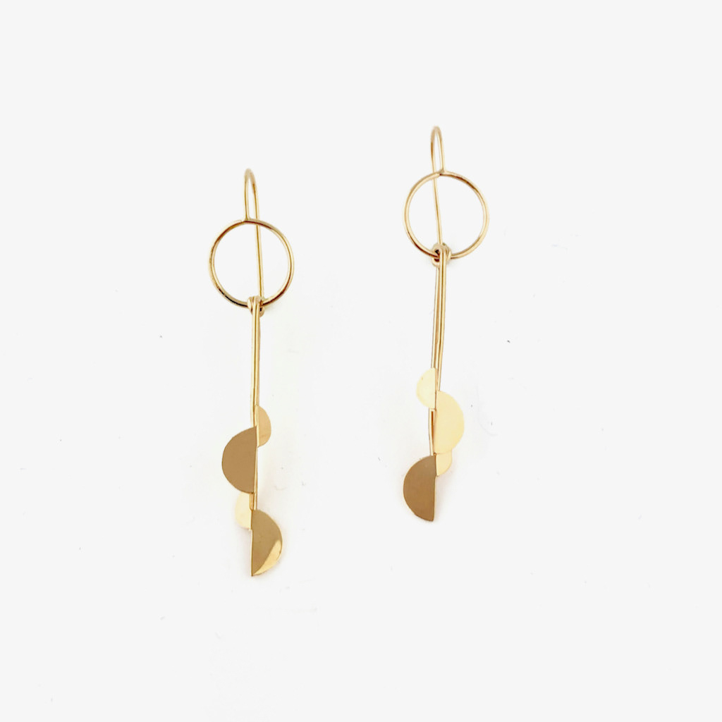 Boucles d'oreilles pendantes 'demi-lune' en laiton doré à l'or fin - 80€ Ref. AA-BODL