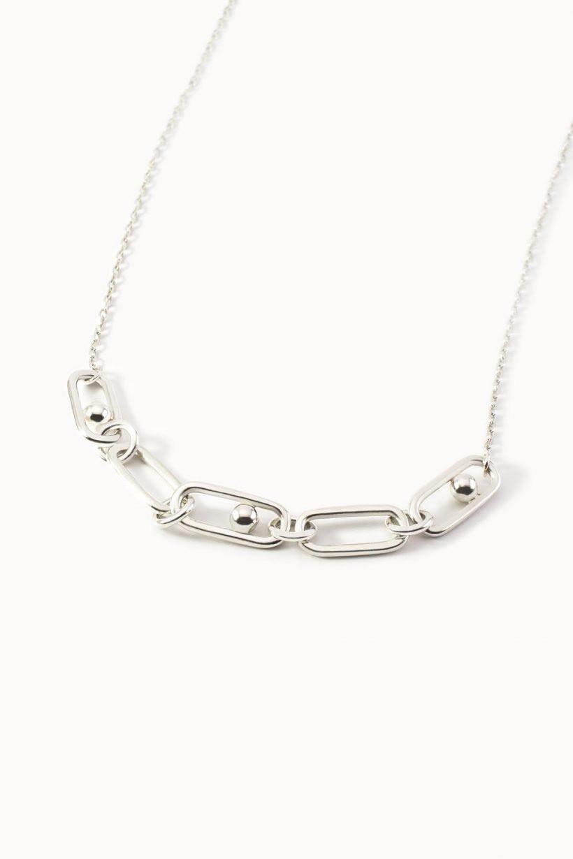 Collier à maillons larges ovales et ornés de perles positionnés en alternance - Argent massif 925 - Longueur: 43cm - Poids: 13,5gr - 270€